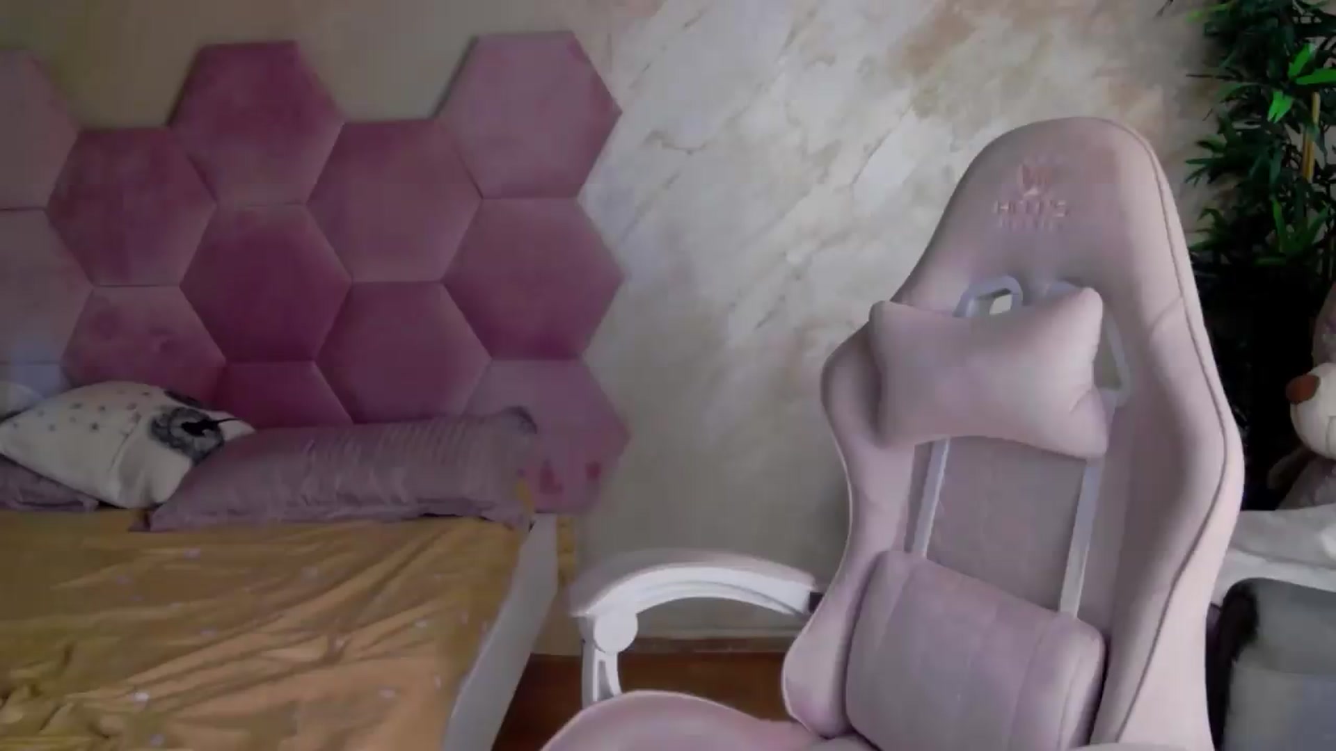 Gallery image thumbnail from meliiis_'s myfreecams stream on, 09/03/2026, 08:32 image 17 of 20
