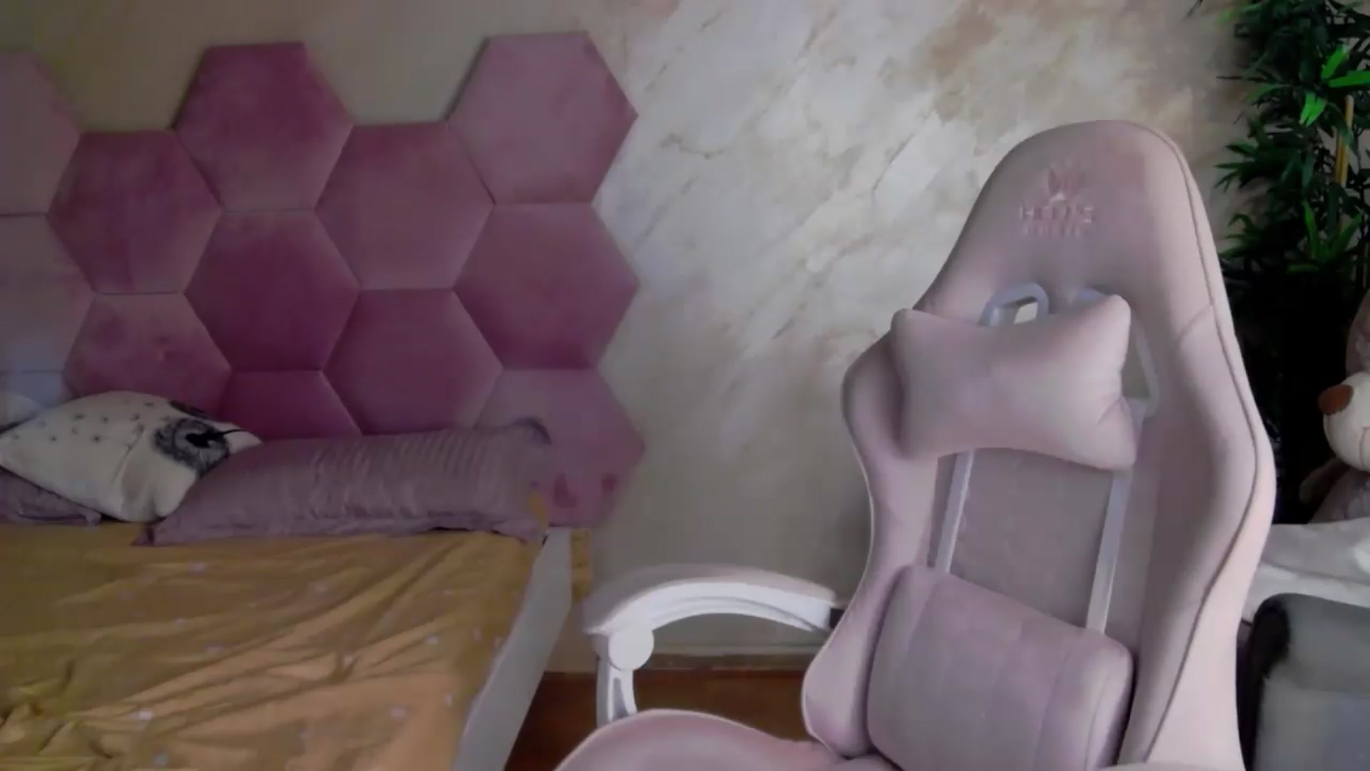 Gallery image thumbnail from meliiis_'s myfreecams stream on, 09/03/2026, 08:32 image 15 of 20