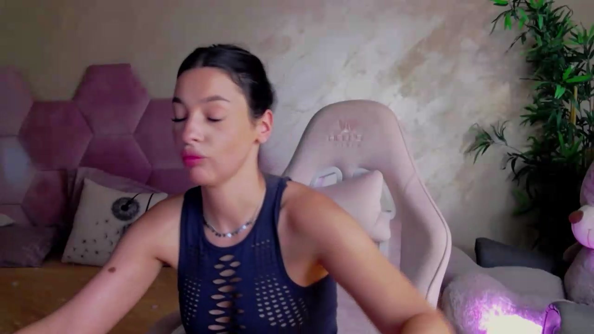 Gallery image thumbnail from meliiis_'s myfreecams stream on, 09/03/2026, 11:10 image 13 of 20