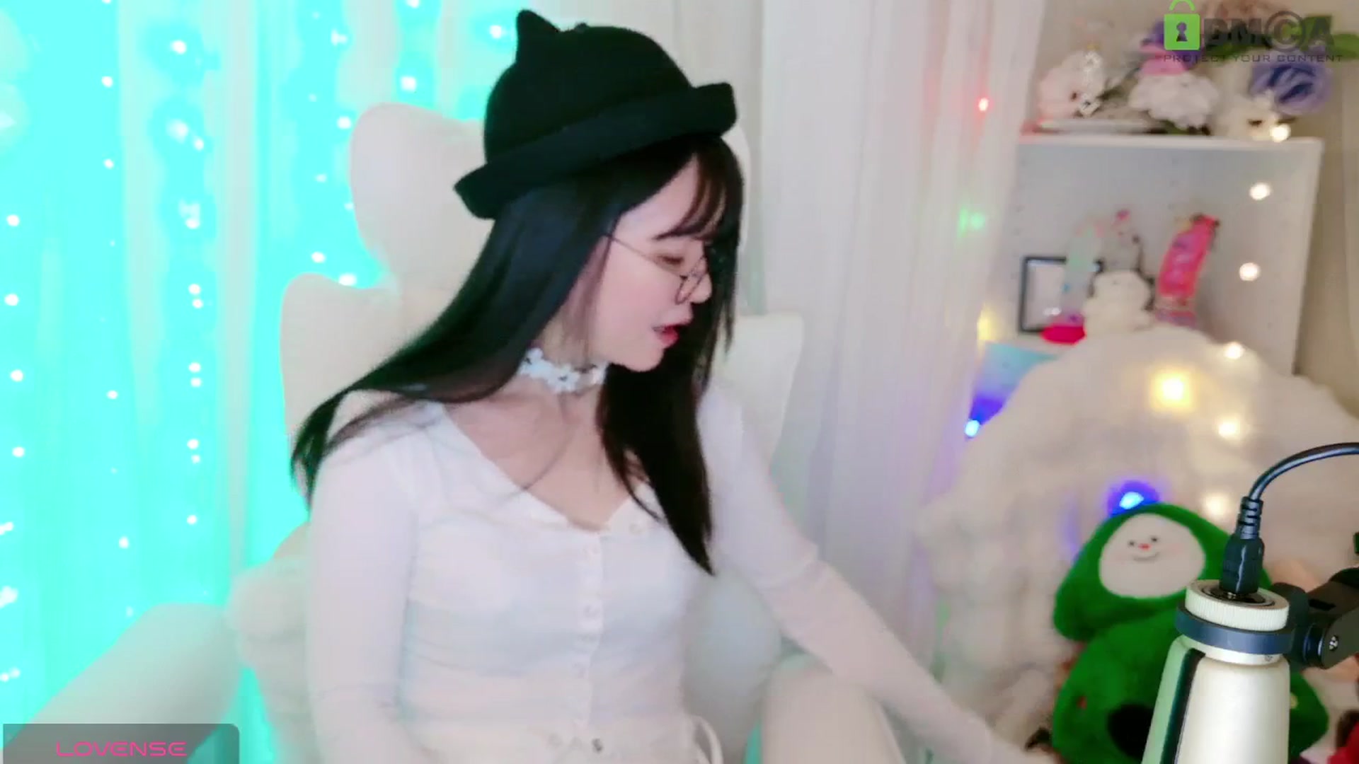 Gallery image thumbnail from meowpafupafu's myfreecams stream on, 04/05/2025, 08:07 image 12 of 20