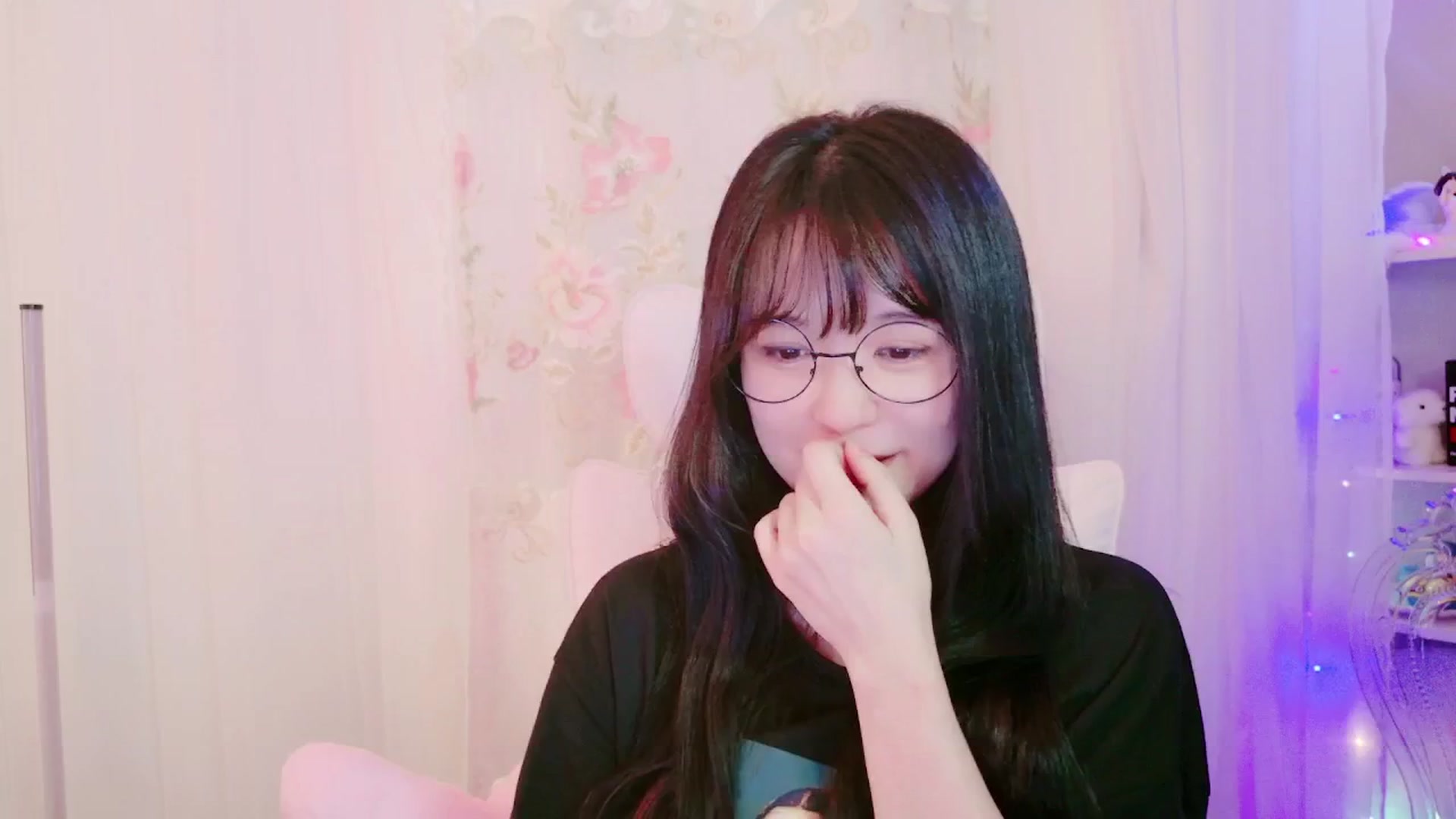 Gallery image thumbnail from meows's myfreecams stream on, 09/14/2024, 05:06 image 7 of 20