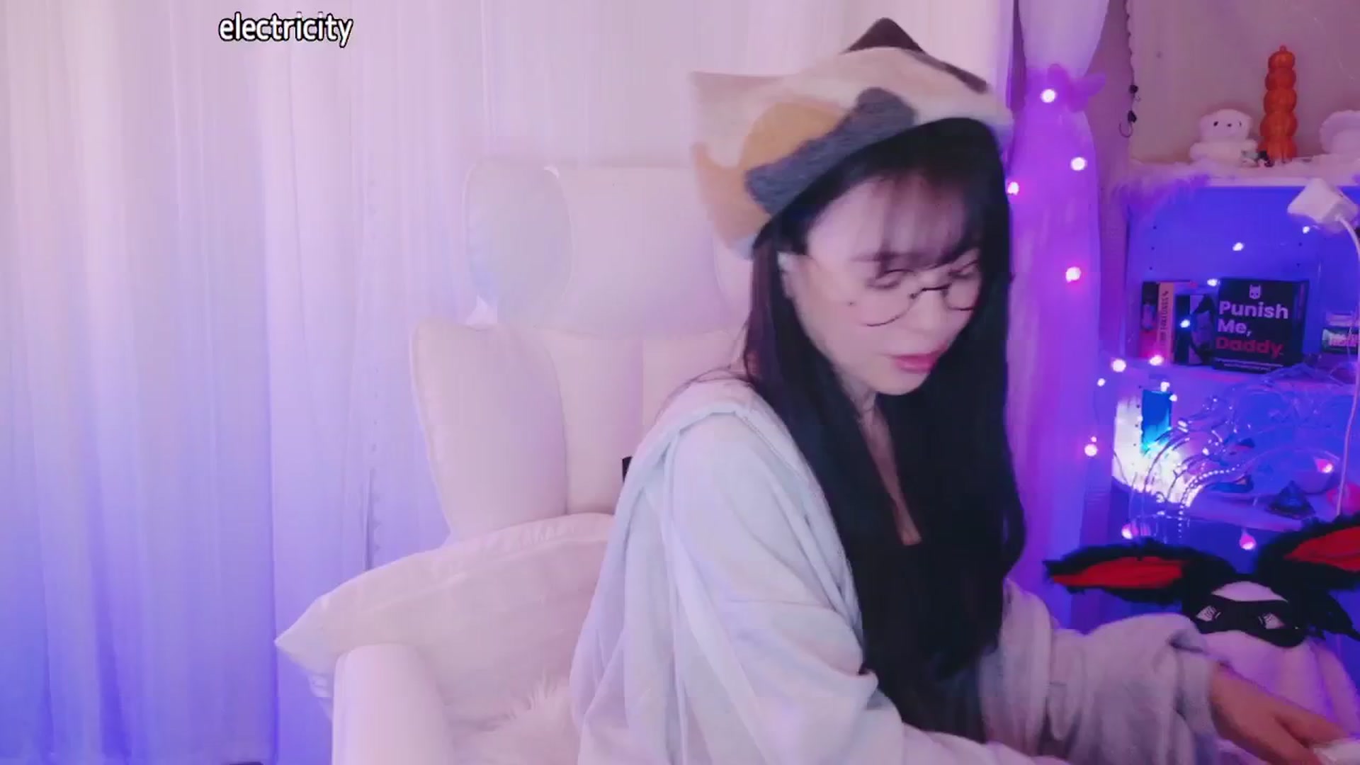 Gallery image thumbnail from meows's myfreecams stream on, 09/28/2024, 05:22 image 13 of 20