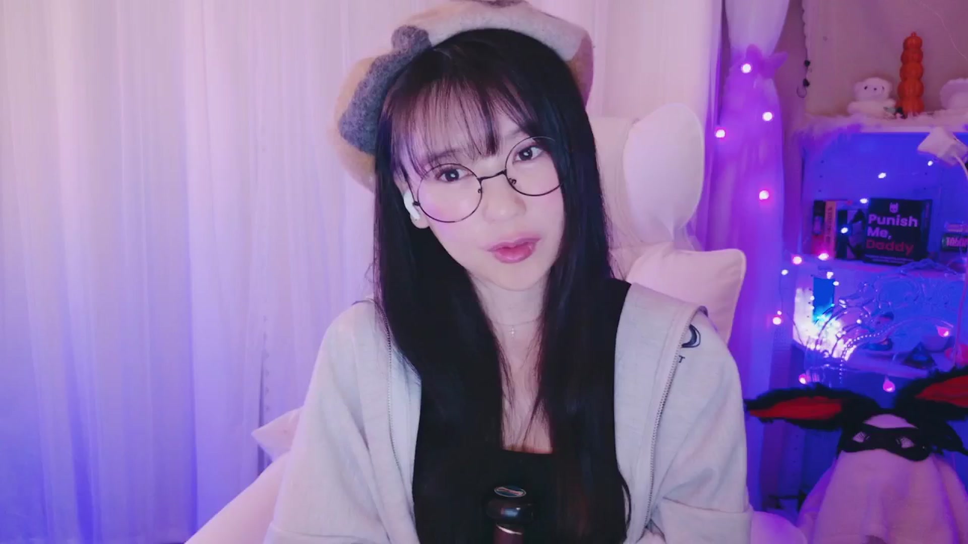 Gallery image thumbnail from meows's myfreecams stream on, 09/28/2024, 05:22 image 15 of 20