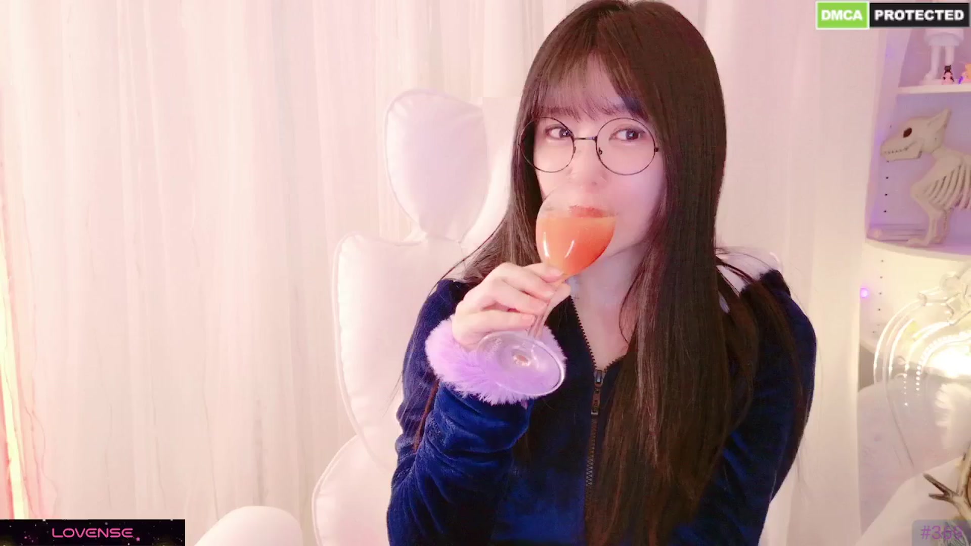 Gallery image thumbnail from meows's myfreecams stream on, 12/15/2024, 06:59 image 13 of 20