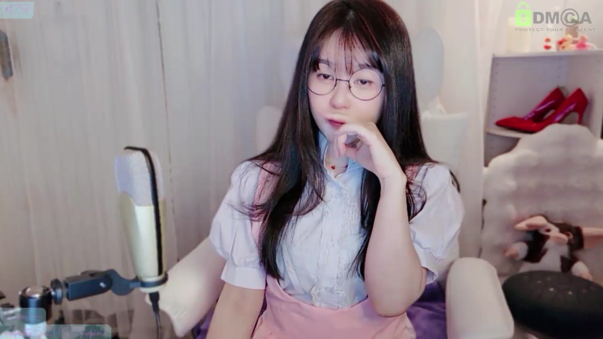 Gallery image thumbnail from meowtheworld's myfreecams stream on, 05/16/2026, 18:17 image 16 of 20
