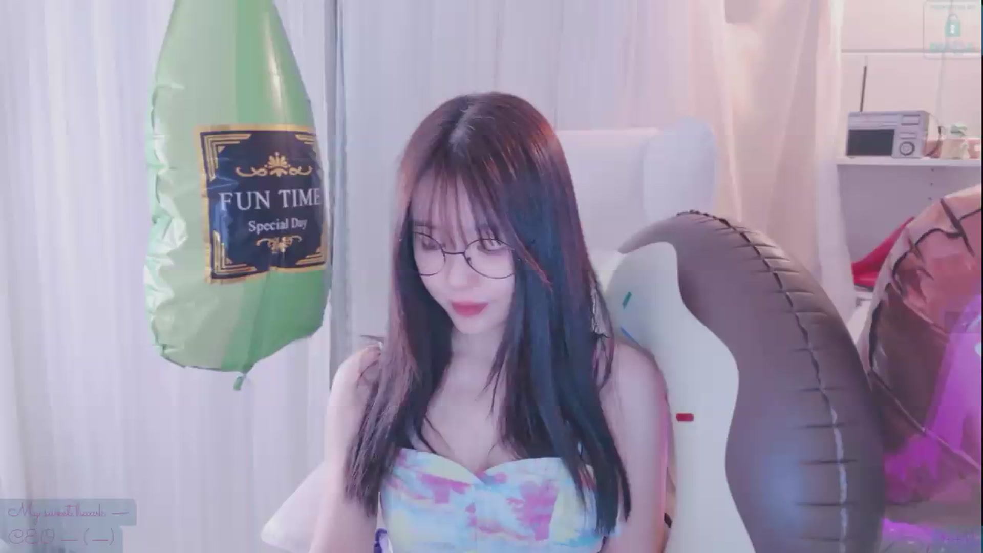 Gallery image thumbnail from meowtheworld's myfreecams stream on, 07/18/2026, 04:55 image 9 of 20