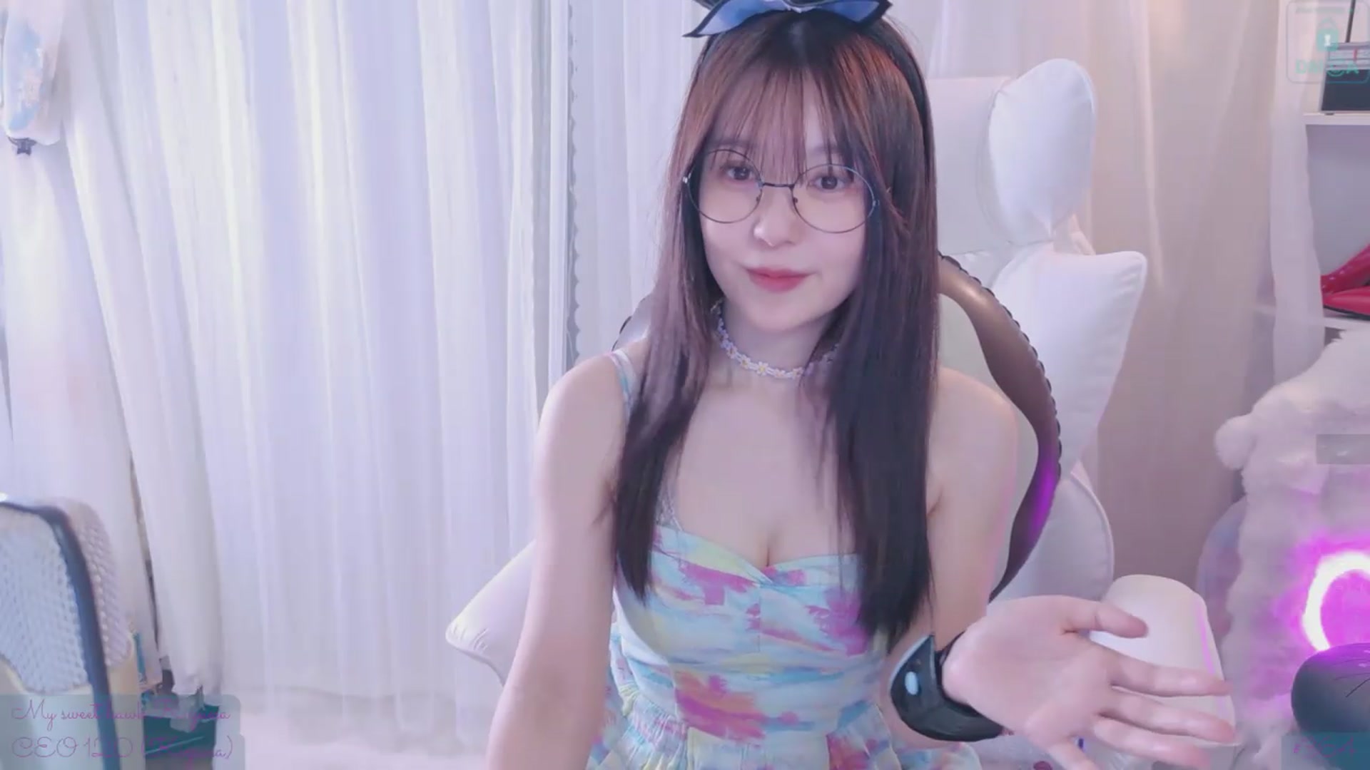 Gallery image thumbnail from meowtheworld's myfreecams stream on, 07/18/2026, 06:25 image 18 of 20