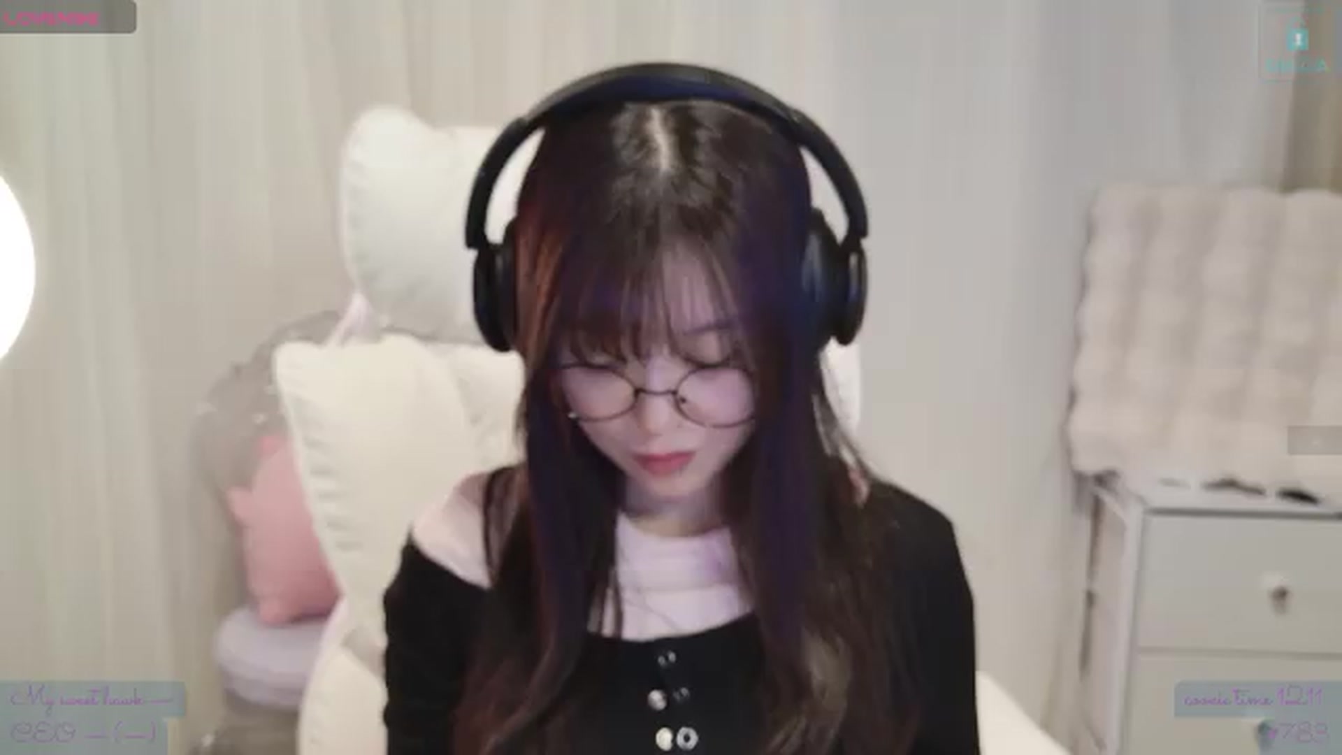 Gallery image thumbnail from meowtheworld's myfreecams stream on, 08/14/2026, 06:09 image 16 of 20