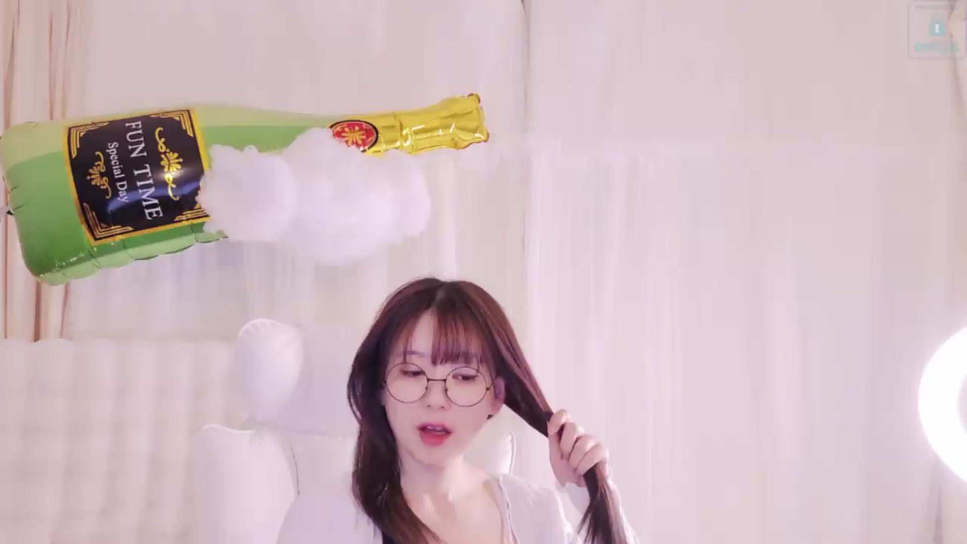 Gallery image thumbnail from meowtheworld's myfreecams stream on, 08/17/2026, 06:40 image 6 of 20