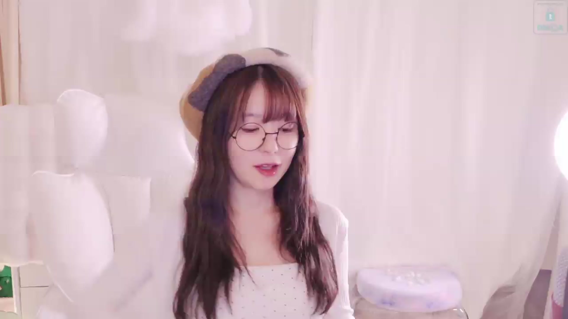 Gallery image thumbnail from meowtheworld's myfreecams stream on, 08/17/2026, 06:40 image 11 of 20