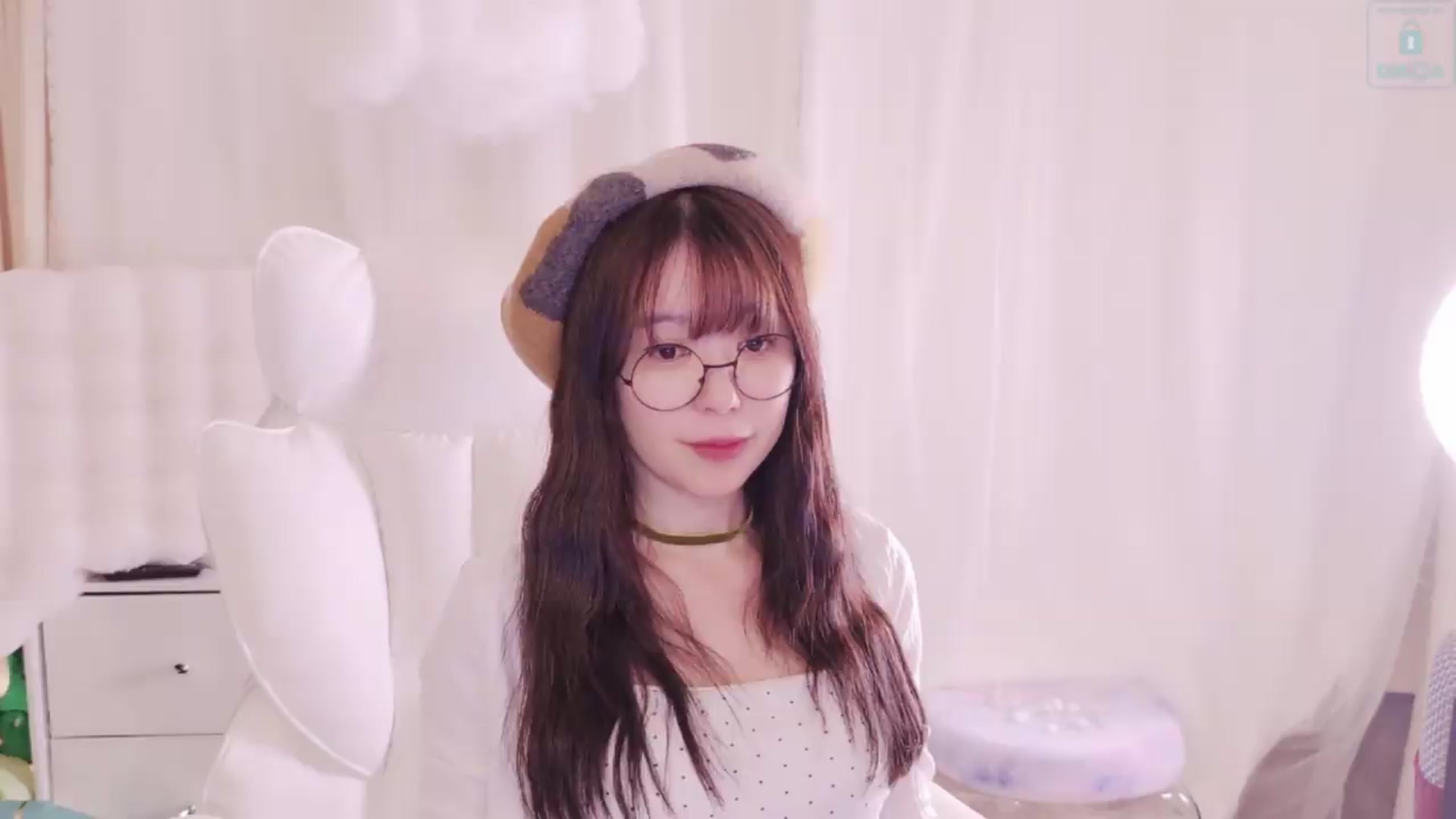 Gallery image thumbnail from meowtheworld's myfreecams stream on, 08/17/2026, 06:40 image 15 of 20