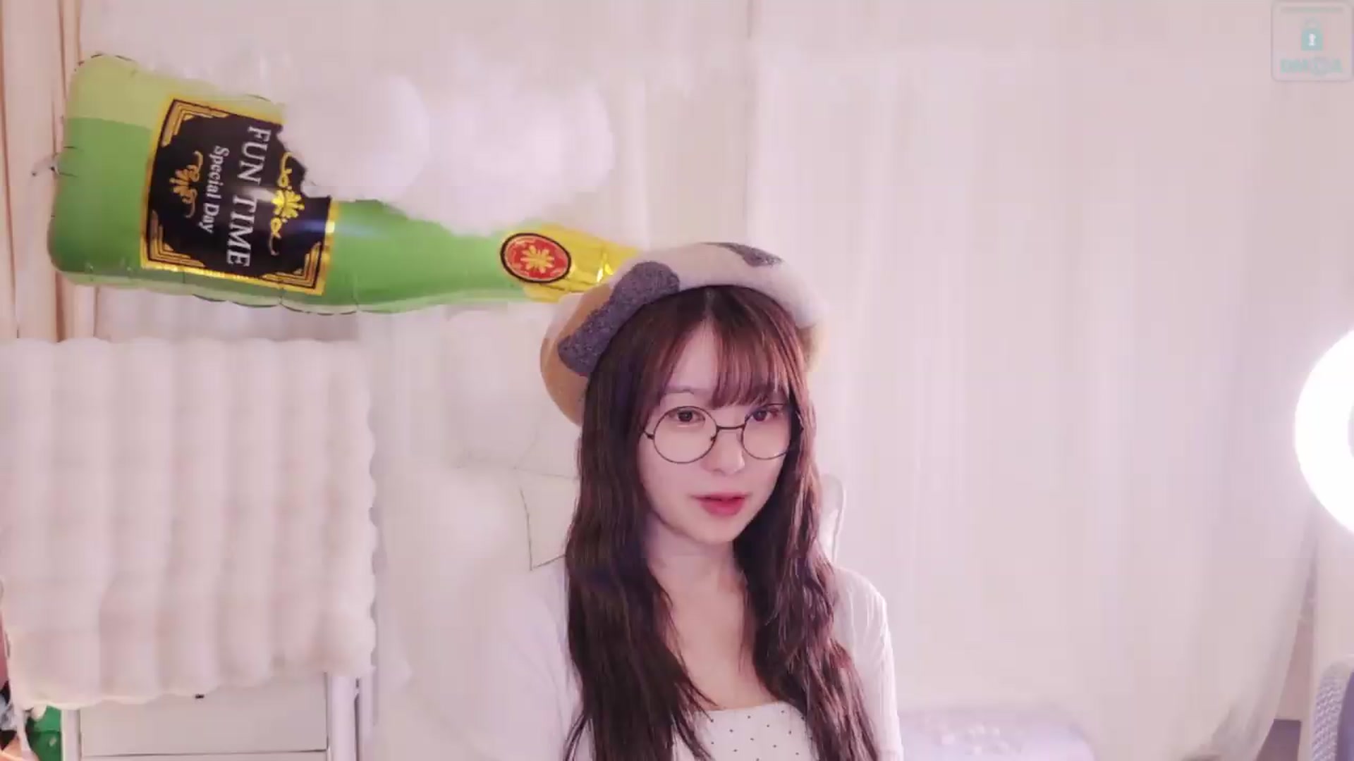 Gallery image thumbnail from meowtheworld's myfreecams stream on, 08/17/2026, 06:40 image 8 of 20