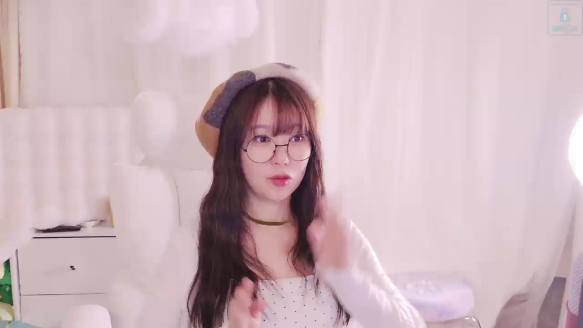 Gallery image thumbnail from meowtheworld's myfreecams stream on, 08/17/2026, 06:40 image 18 of 20