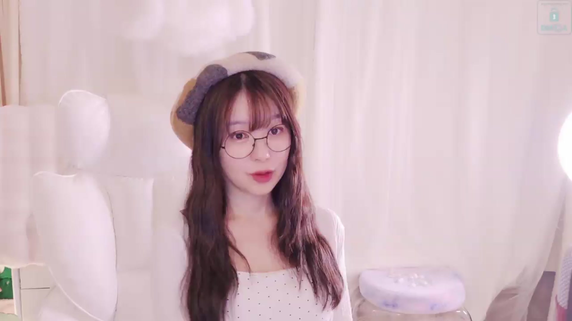 Gallery image thumbnail from meowtheworld's myfreecams stream on, 08/17/2026, 06:40 image 12 of 20