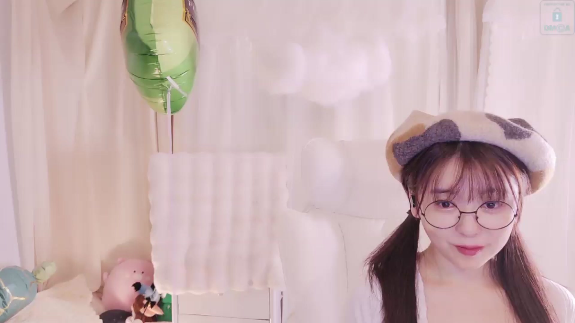 Gallery image thumbnail from meowtheworld's myfreecams stream on, 08/17/2026, 06:40 image 2 of 20