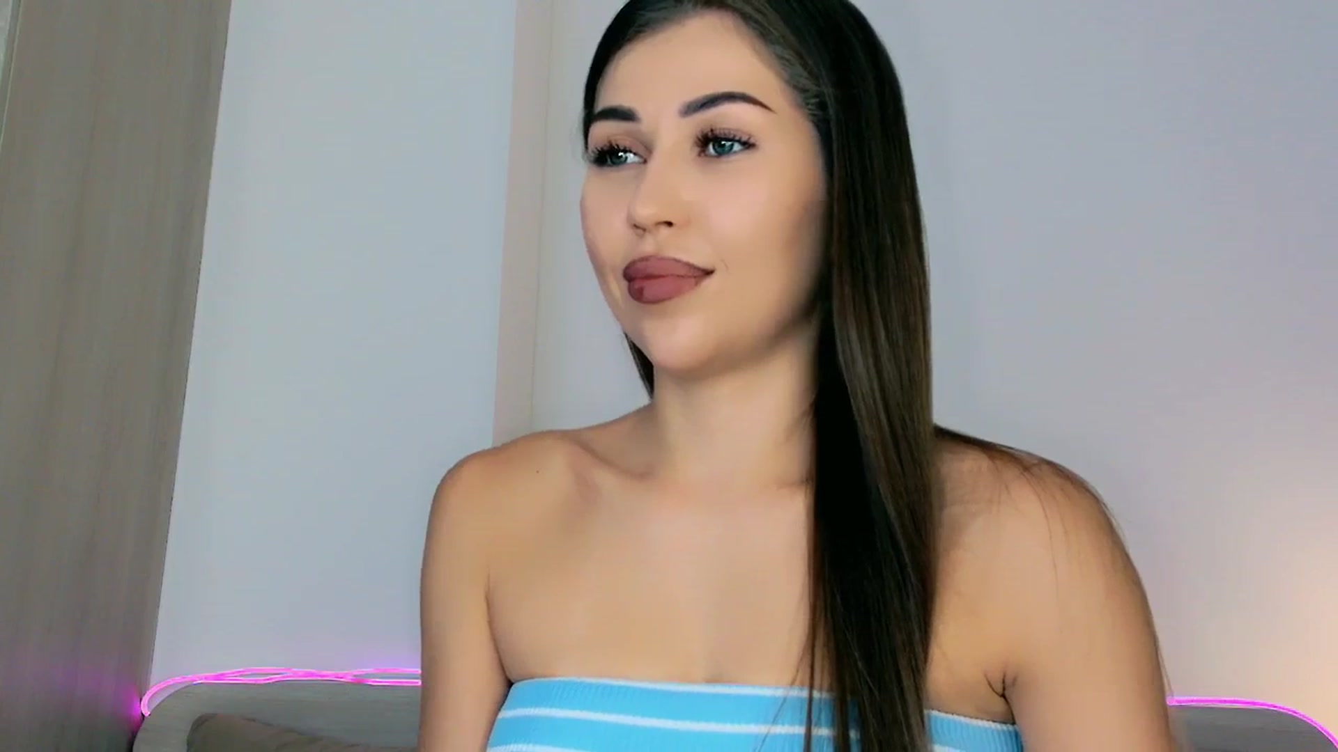 Gallery image thumbnail from mia4sin's myfreecams stream on, 01/18/2026, 07:15 image 17 of 20
