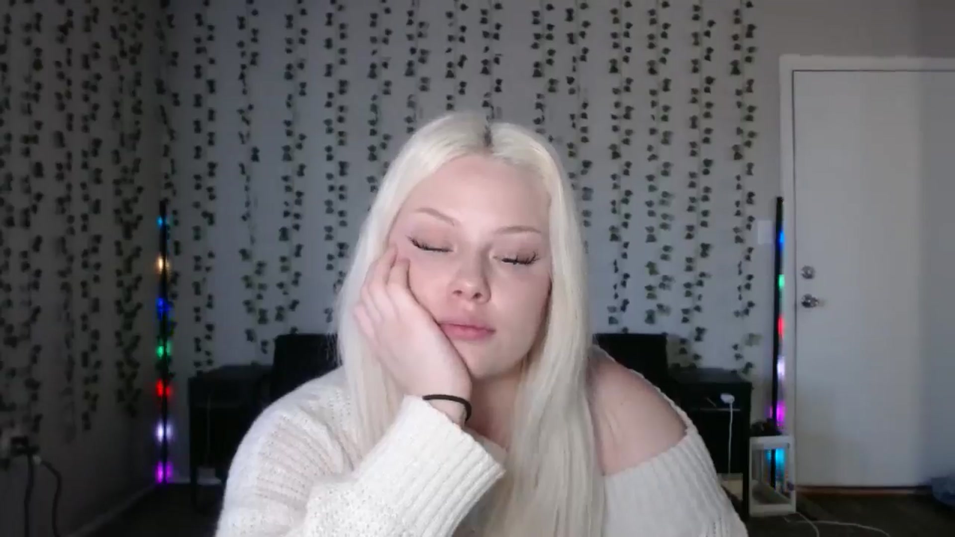 Gallery image thumbnail from milehighminx's myfreecams stream on, 03/25/2026, 19:21 image 2 of 20