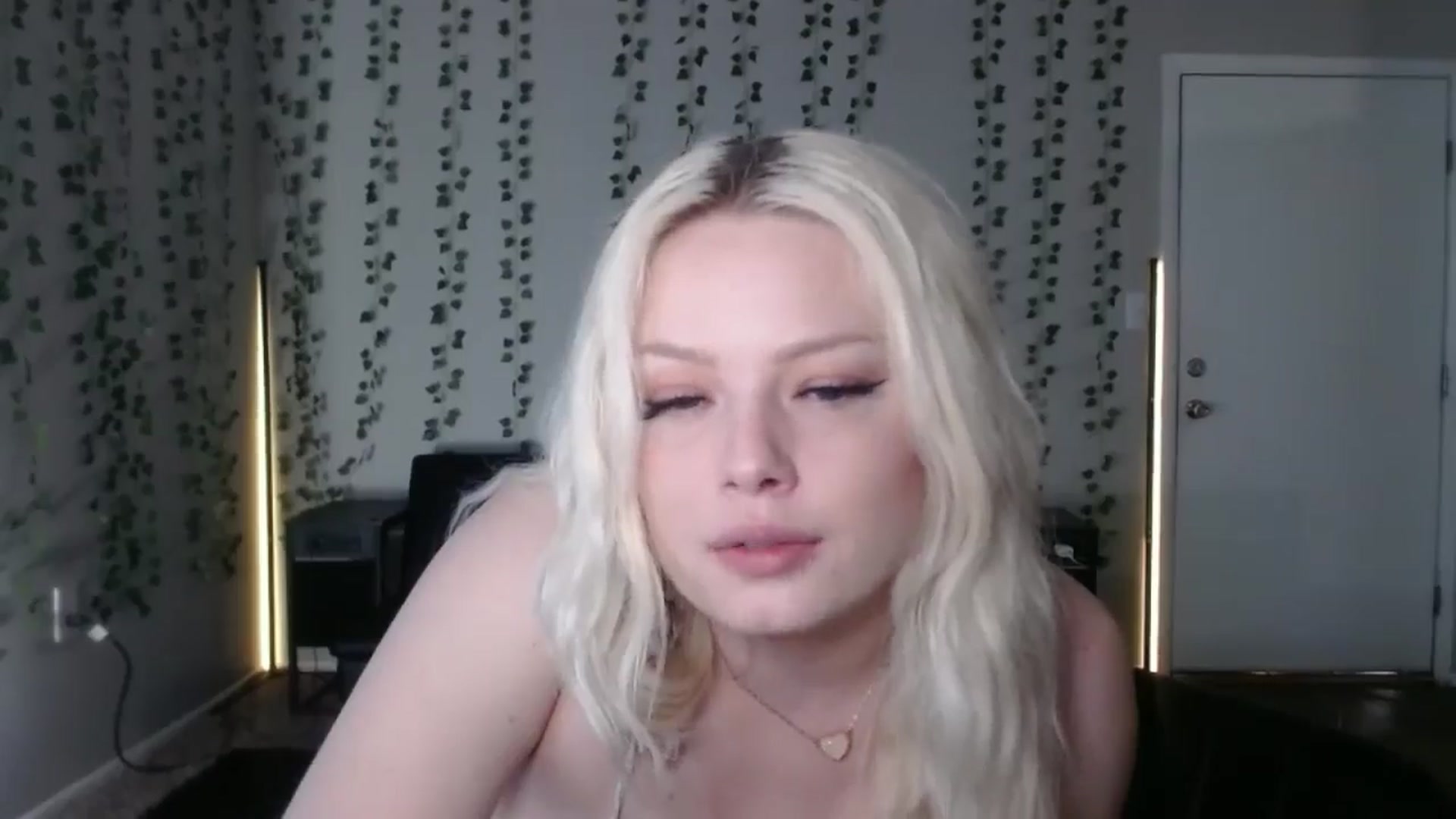 Gallery image thumbnail from milehighminx's myfreecams stream on, 04/21/2026, 15:49 image 12 of 20
