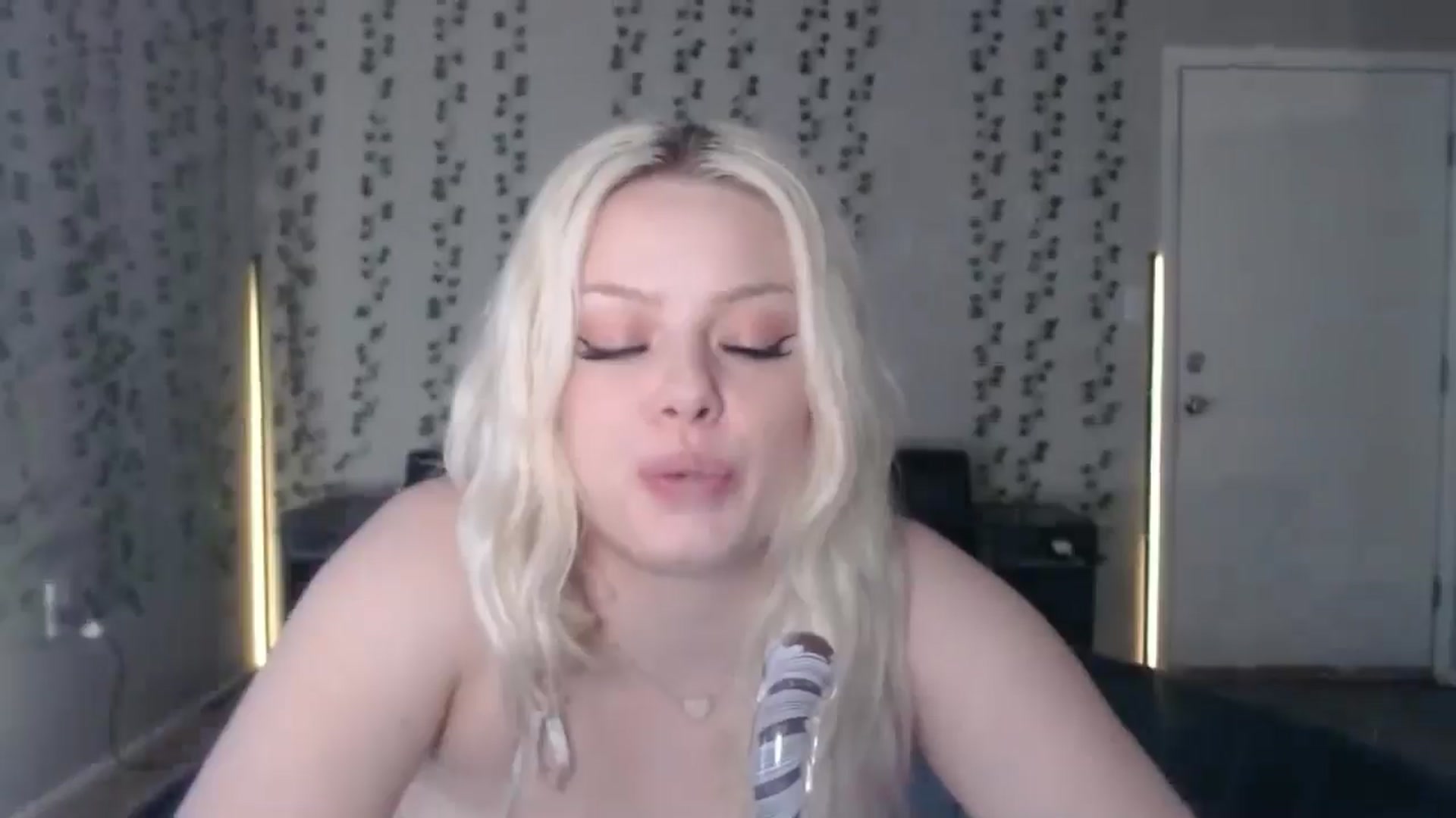 Gallery image thumbnail from milehighminx's myfreecams stream on, 04/21/2026, 15:49 image 19 of 20