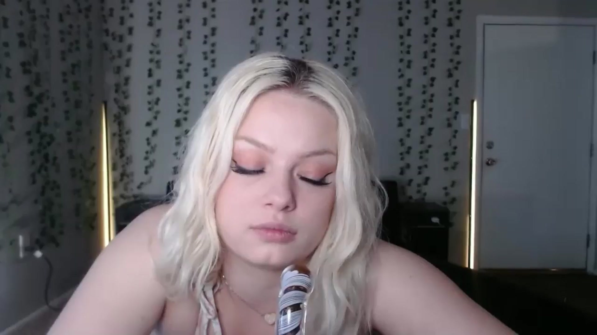 Gallery image thumbnail from milehighminx's myfreecams stream on, 04/21/2026, 15:49 image 18 of 20