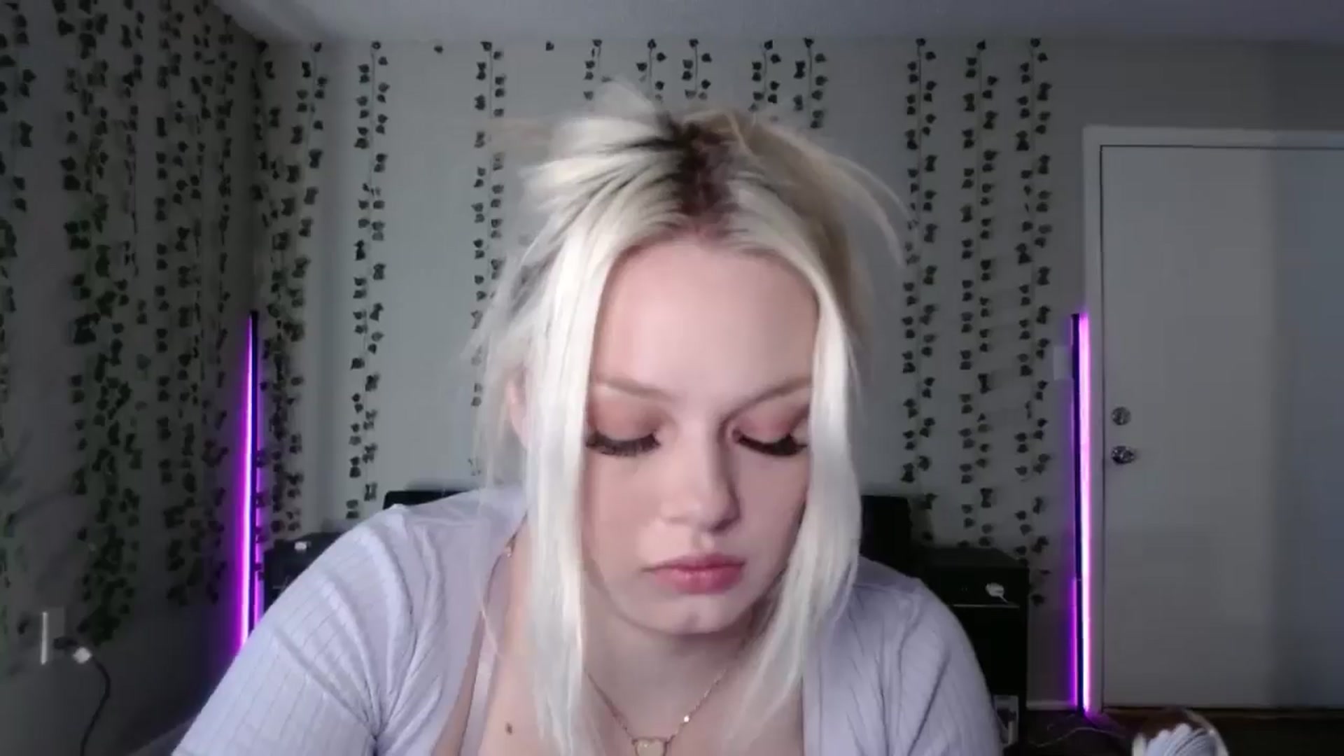 Gallery image thumbnail from milehighminx's myfreecams stream on, 04/23/2026, 16:15 image 2 of 20