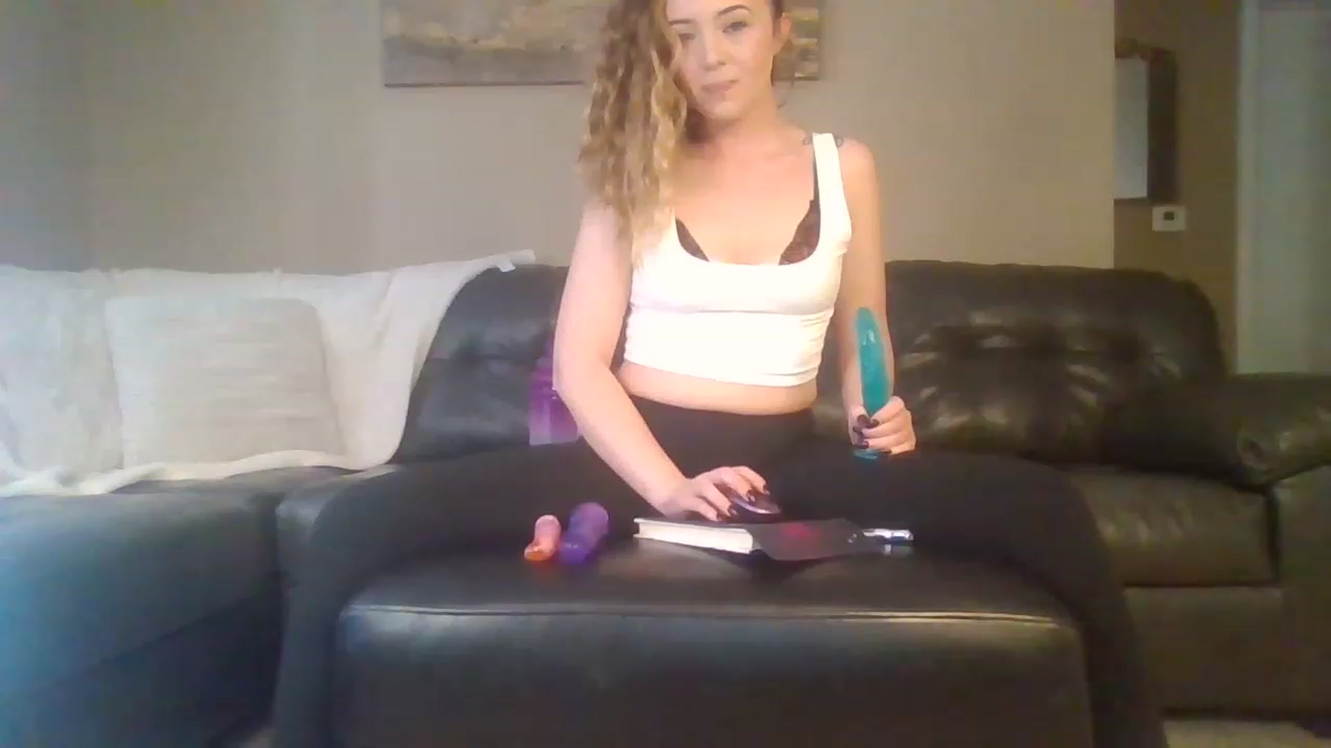 Gallery image thumbnail from mileymadness's myfreecams stream on, 02/17/2023, 18:19 image 11 of 20