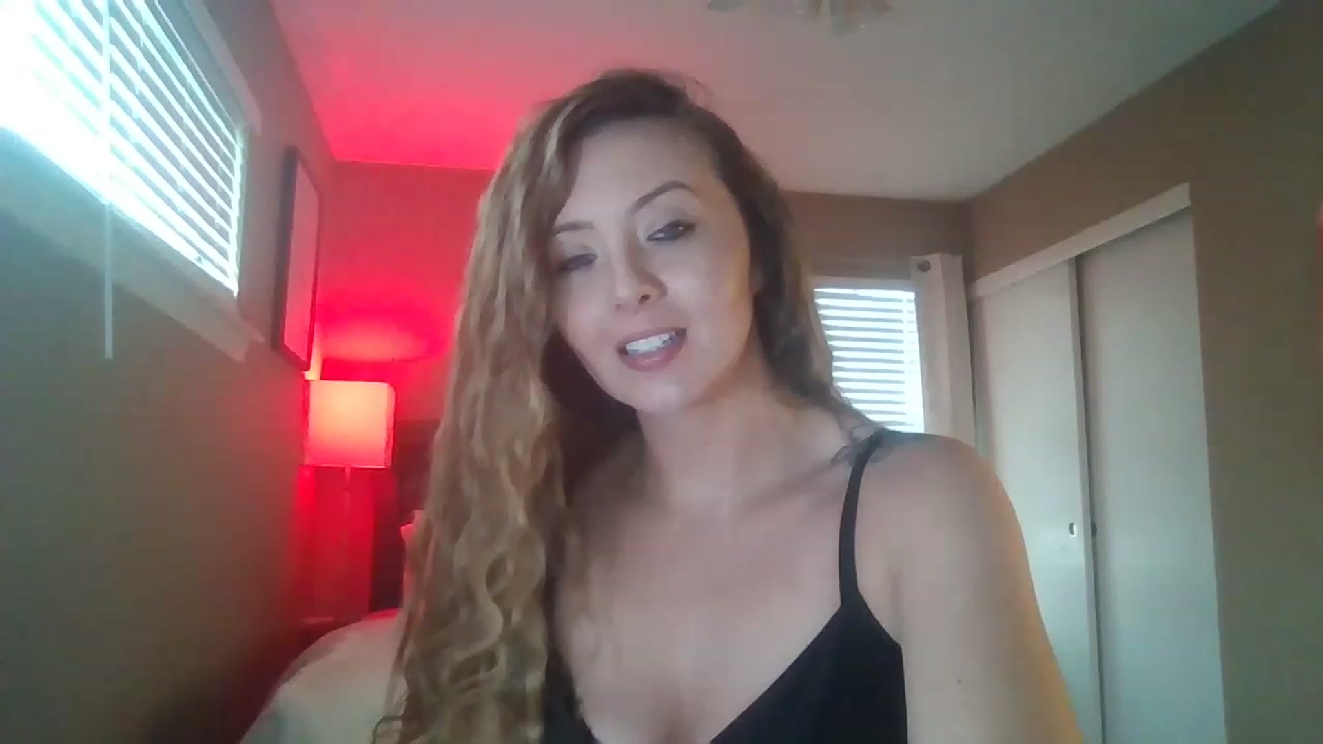 Gallery image thumbnail from mileymadness's myfreecams stream on, 03/13/2023, 18:23 image 10 of 20