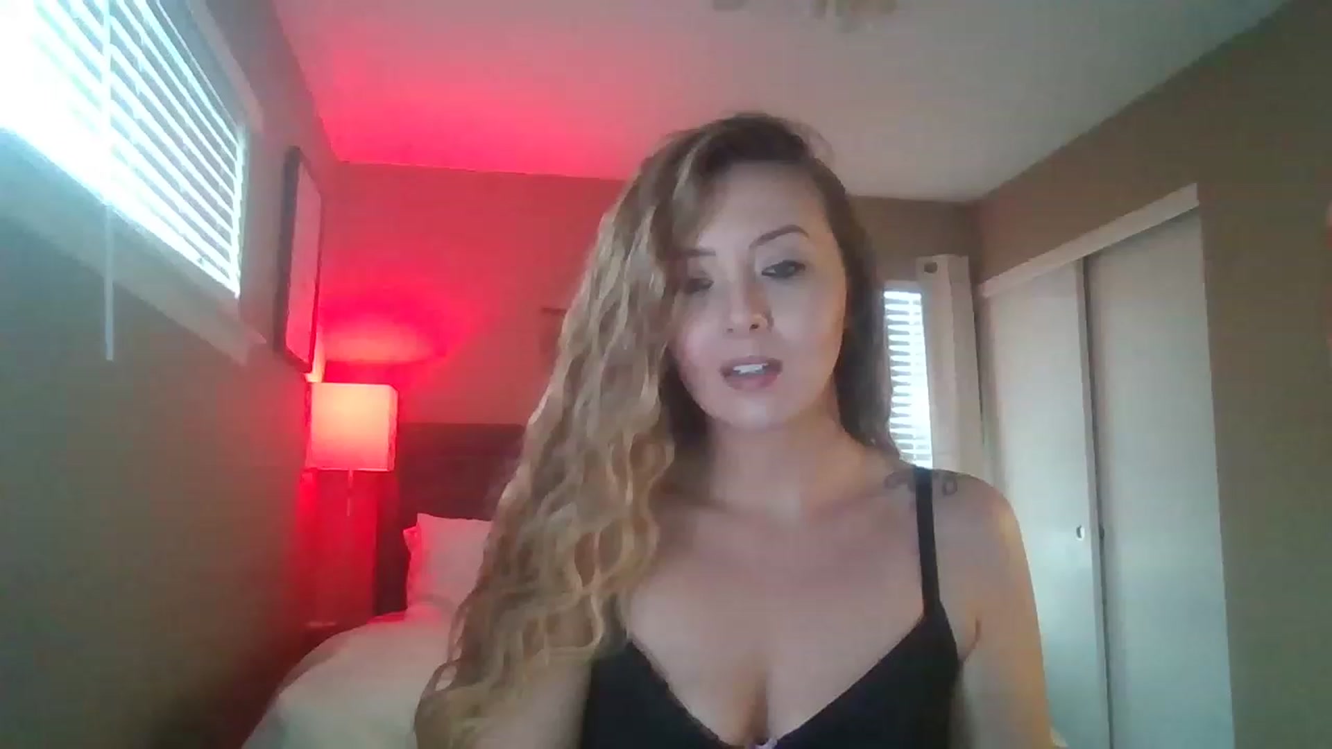 Gallery image thumbnail from mileymadness's myfreecams stream on, 03/13/2023, 18:23 image 9 of 20