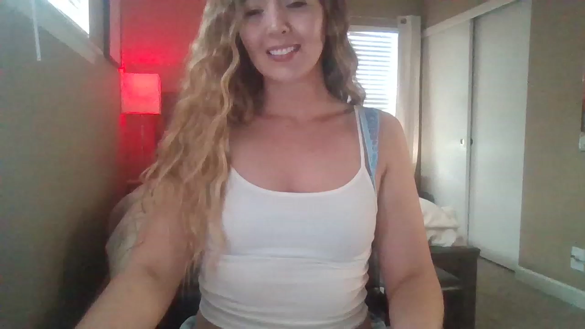 Gallery image thumbnail from mileymadness's myfreecams stream on, 03/15/2023, 19:40 image 10 of 20