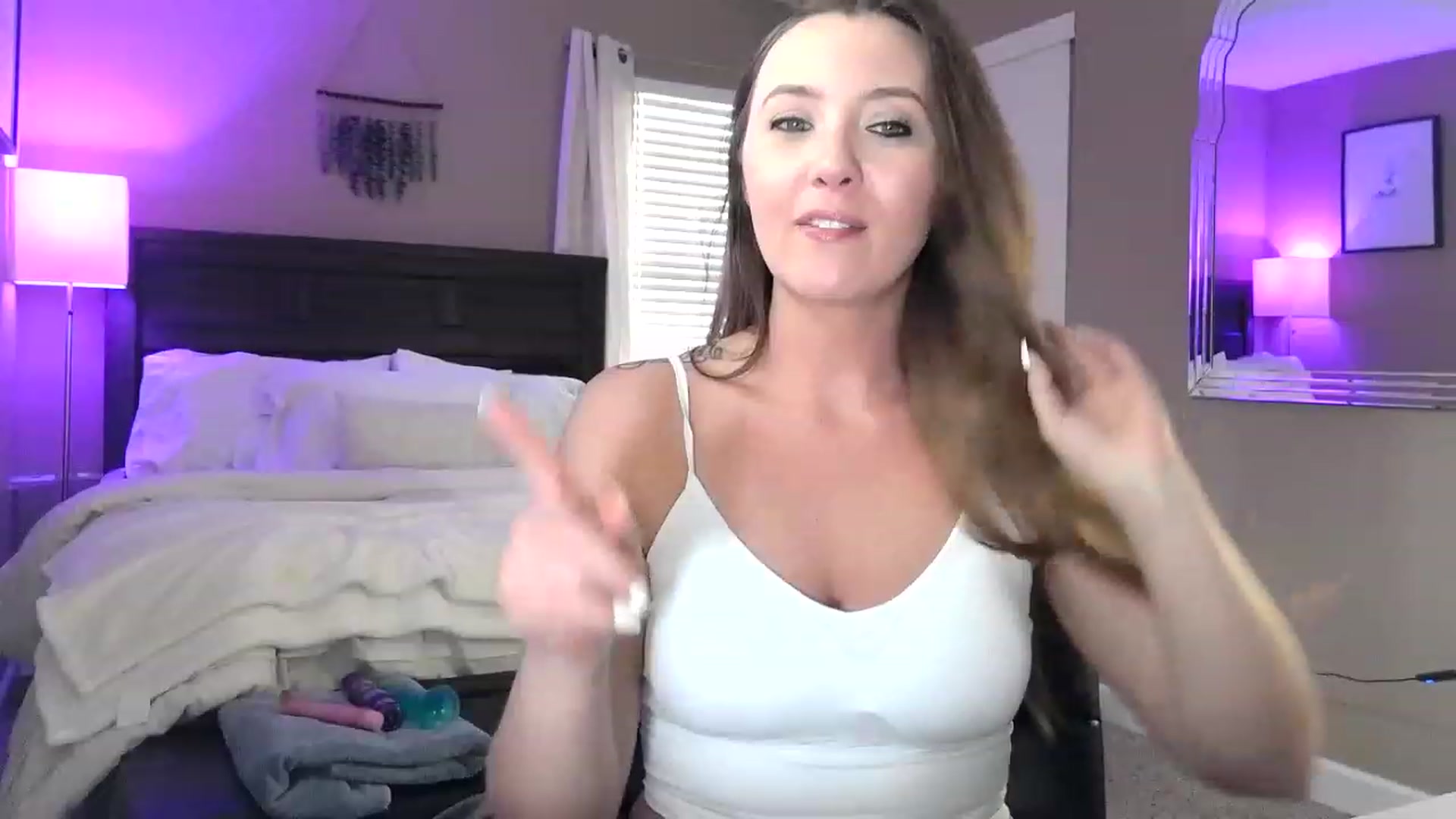 Gallery image thumbnail from mileymadness's myfreecams stream on, 03/24/2023, 19:40 image 10 of 20