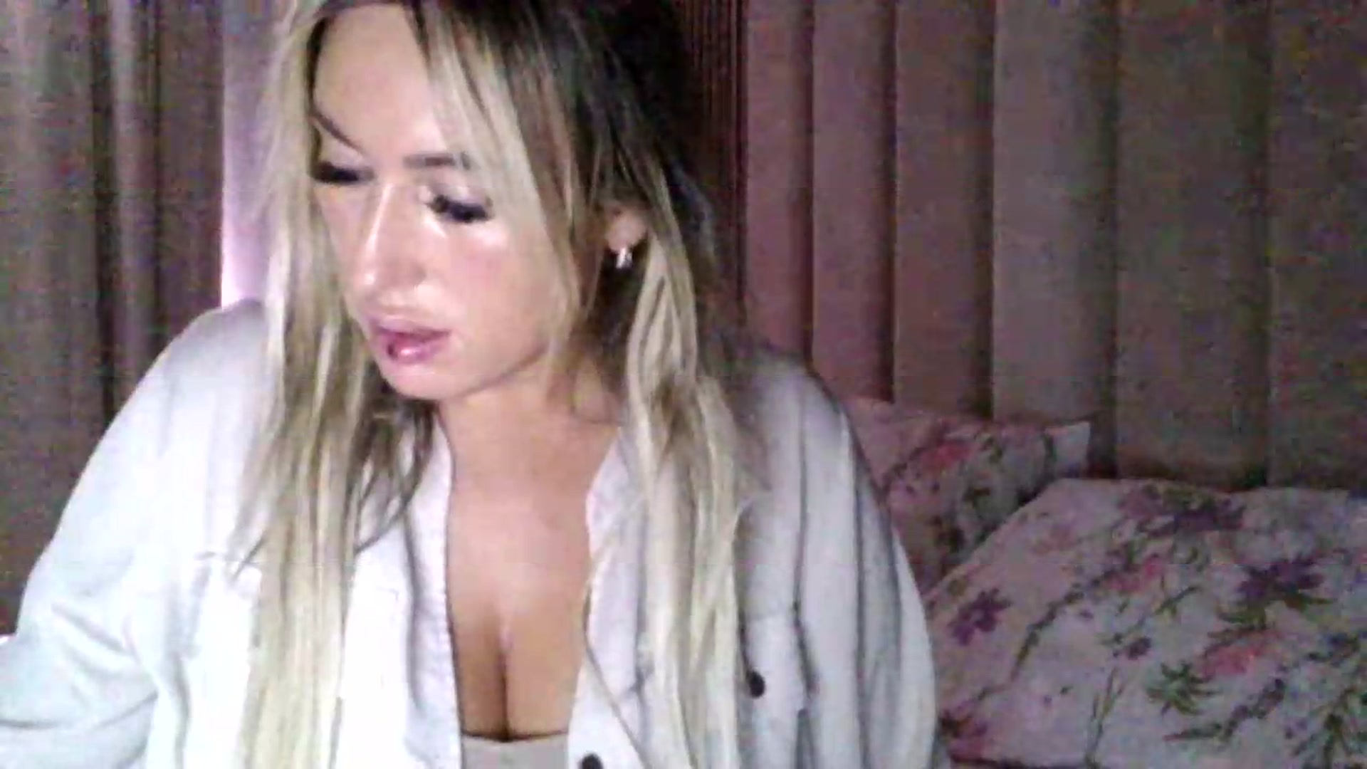 Gallery image thumbnail from milf43lisa's myfreecams stream on, 08/16/2026, 09:24 image 4 of 20