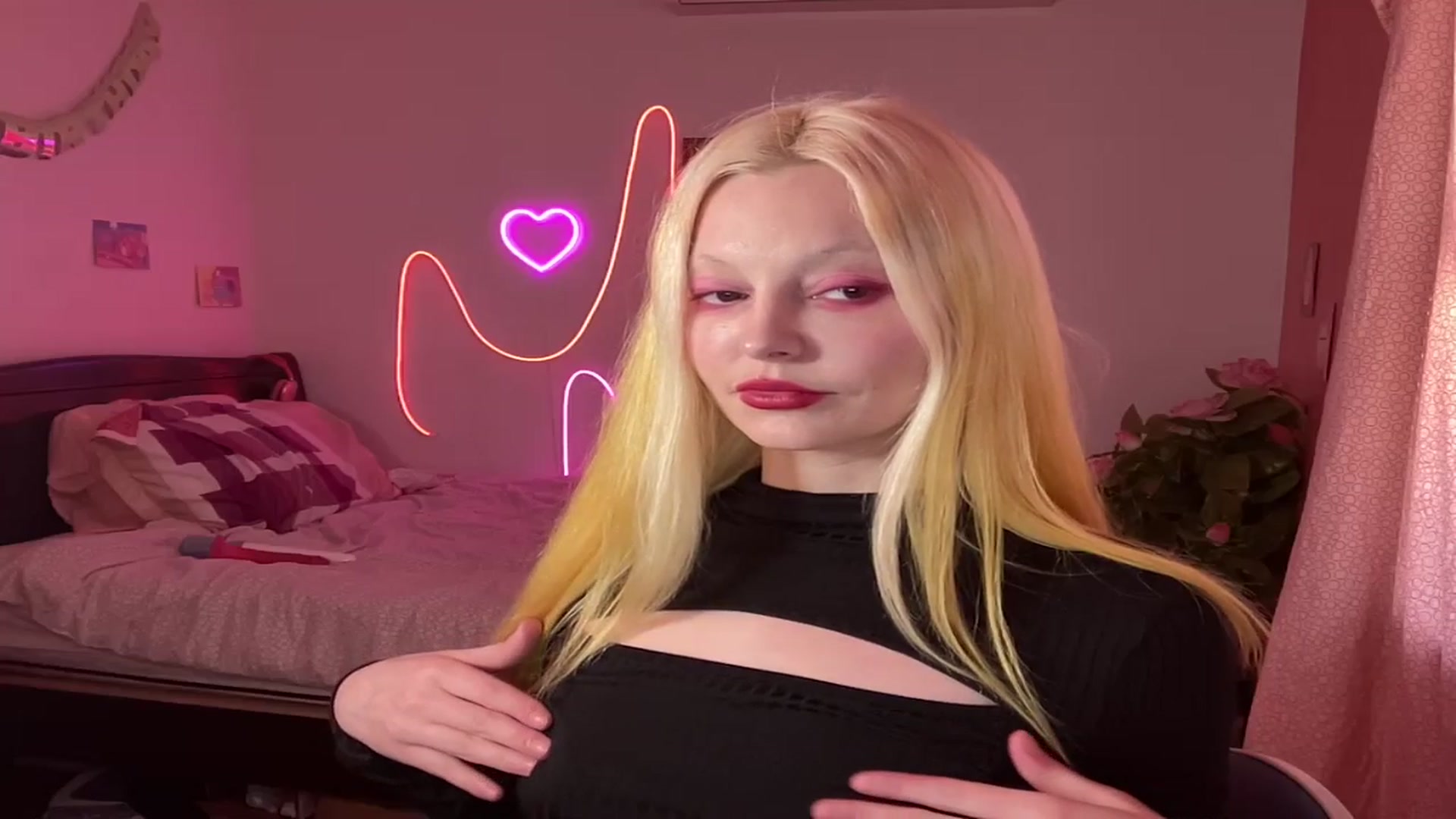 Gallery image thumbnail from mimsymarlo's myfreecams stream on, 02/17/2025, 21:27 image 6 of 20