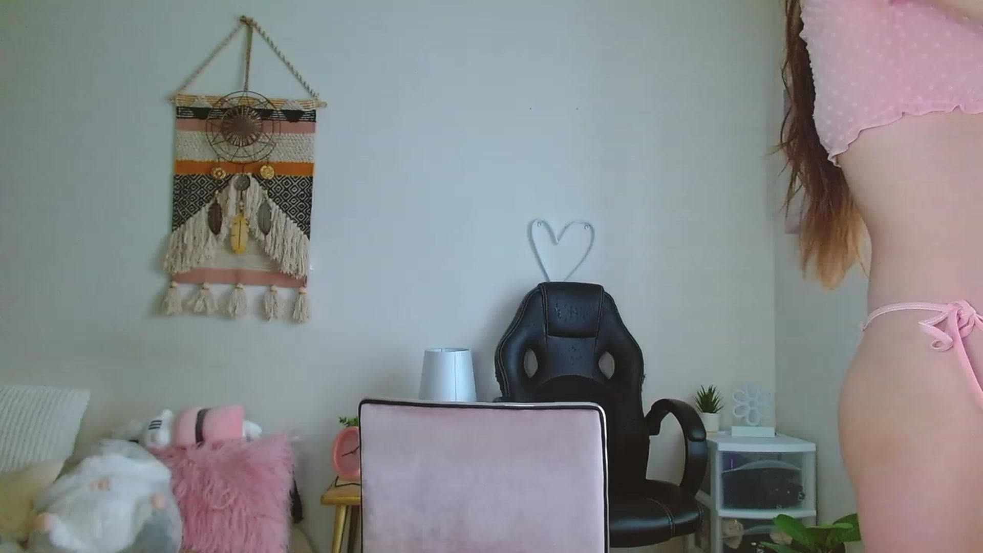 Gallery image thumbnail from misiu98's myfreecams stream on, 12/10/2022, 19:41 image 1 of 20