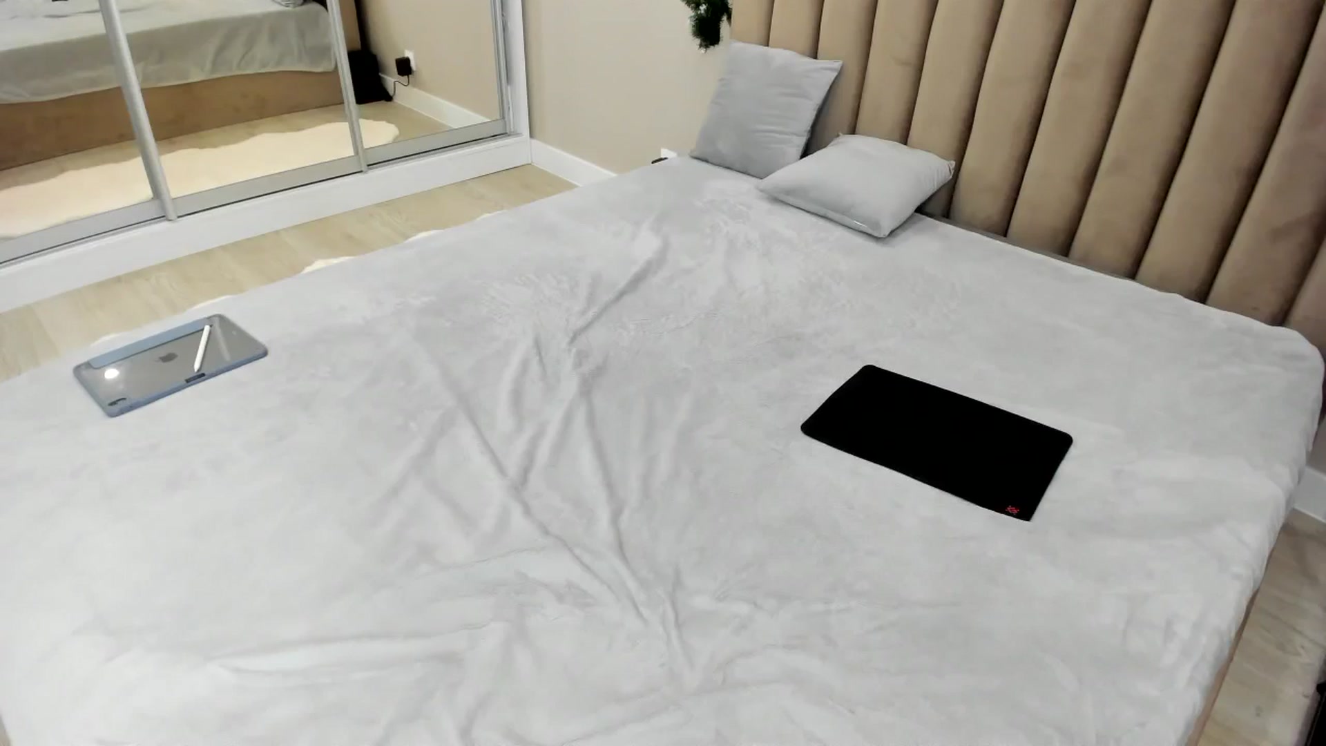 Gallery image thumbnail from miss_crystal_'s myfreecams stream on, 12/08/2024, 04:10 image 6 of 20