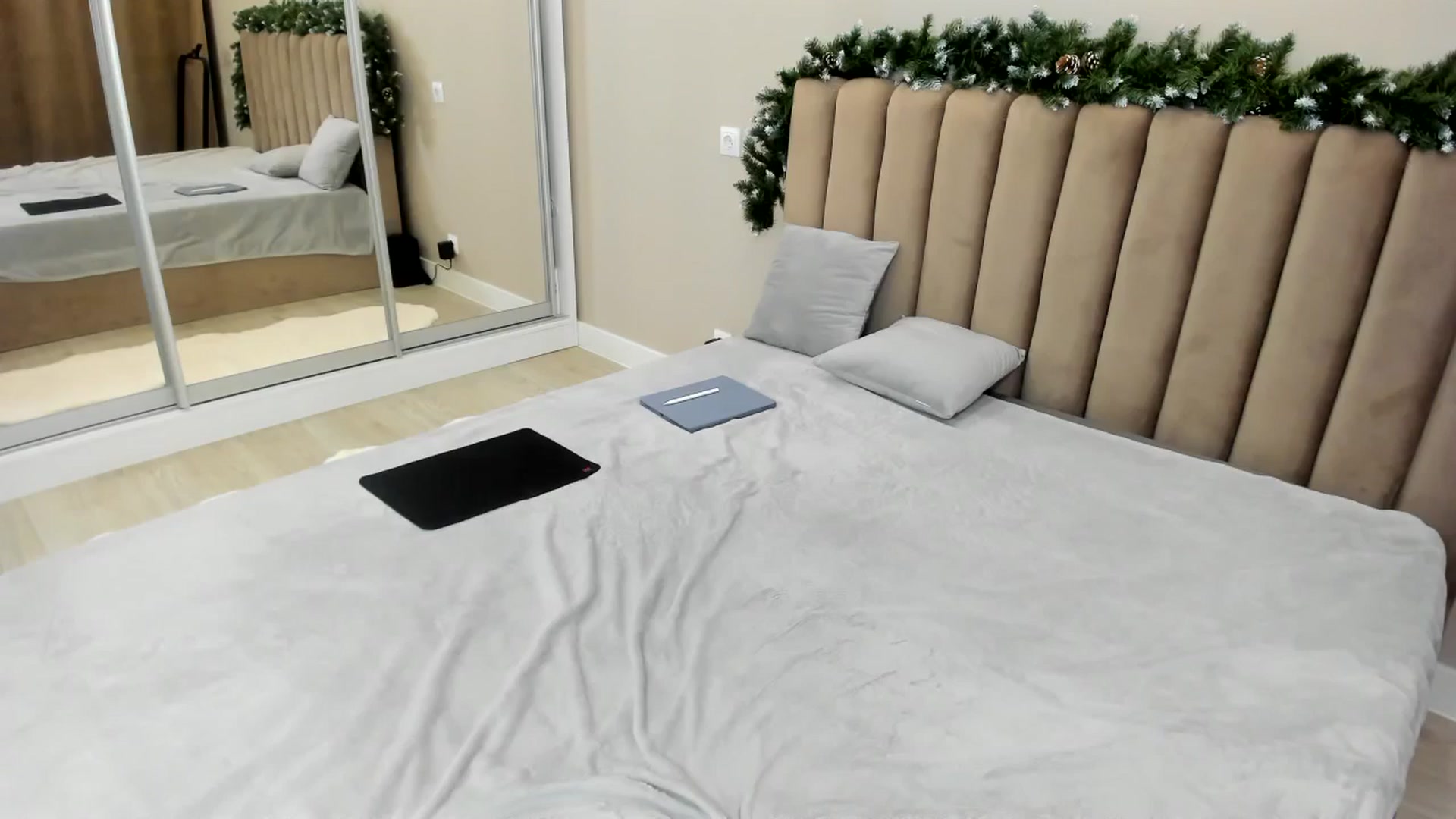 Gallery image thumbnail from miss_crystal_'s myfreecams stream on, 12/08/2024, 07:18 image 1 of 20