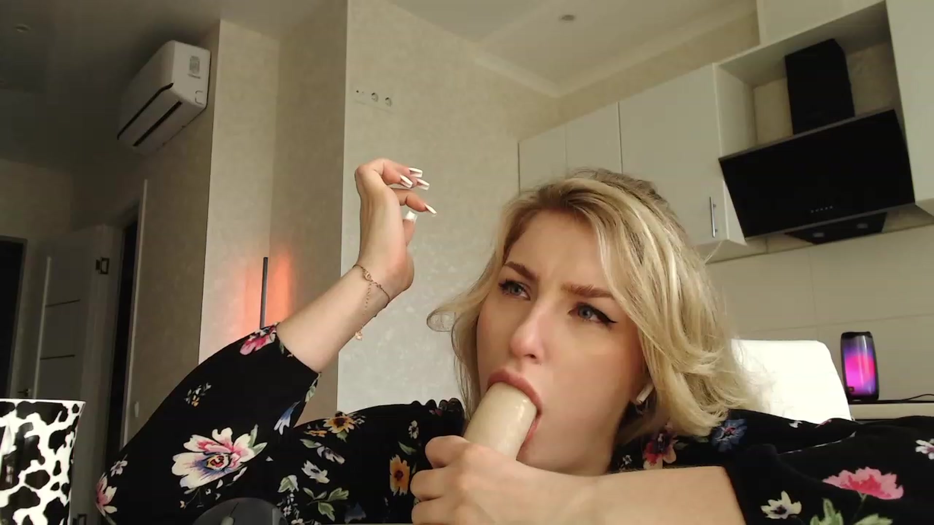 Gallery image thumbnail from missed_u_more's myfreecams stream on, 04/16/2023, 14:29 image 10 of 20
