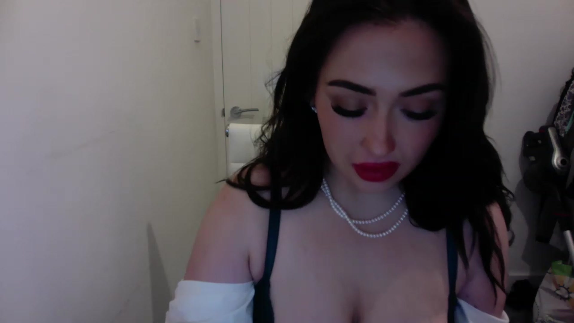 Gallery image thumbnail from misshazel1's myfreecams stream on, 11/22/2022, 21:49 image 5 of 20