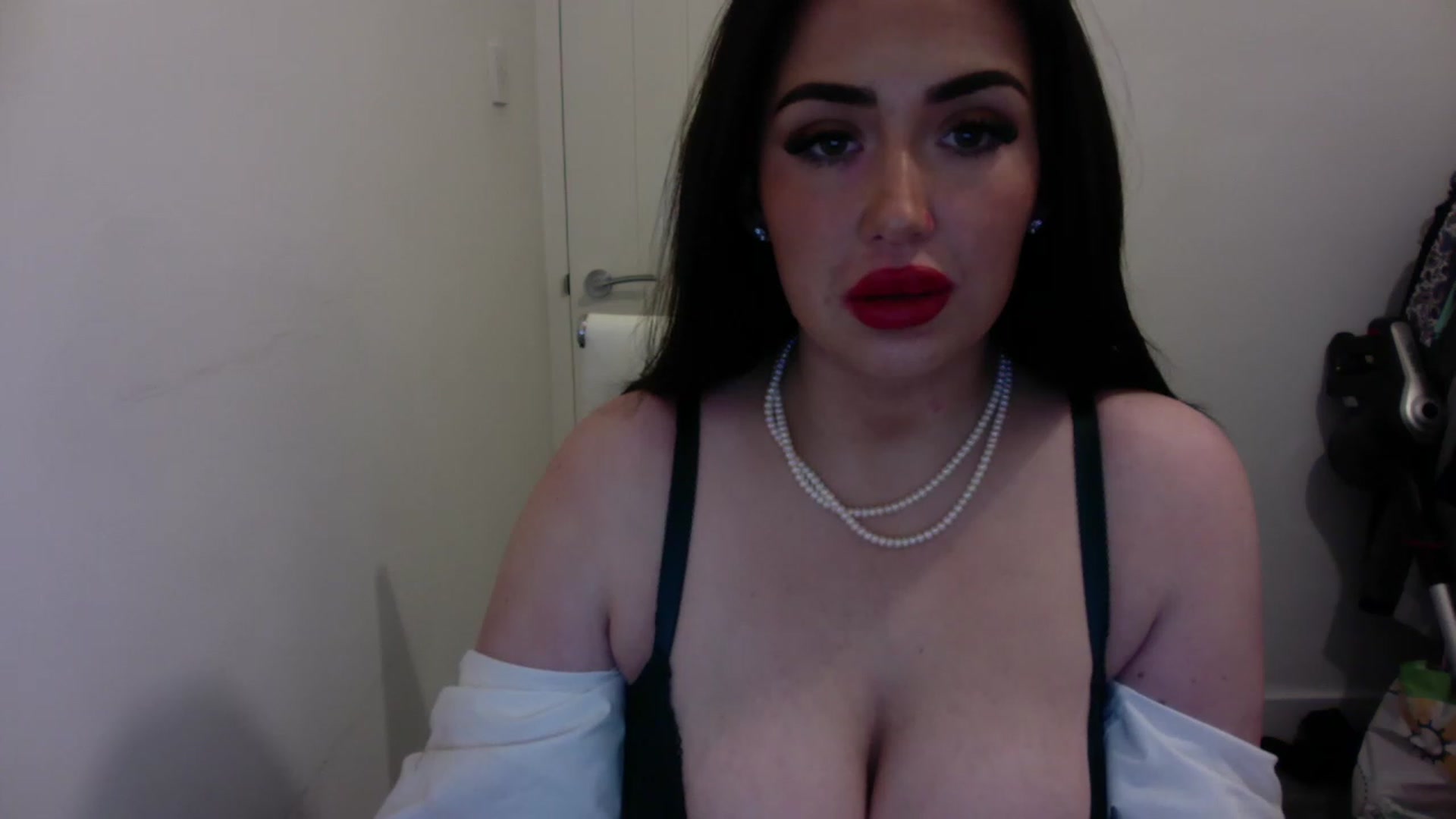 Gallery image thumbnail from misshazel1's myfreecams stream on, 11/22/2022, 21:49 image 10 of 20