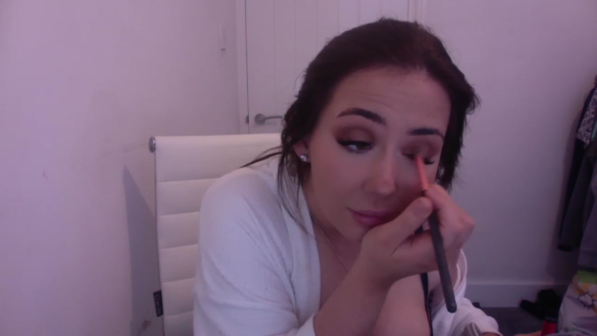 Gallery image thumbnail from misshazel1's myfreecams stream on, 11/25/2022, 12:21 image 15 of 20