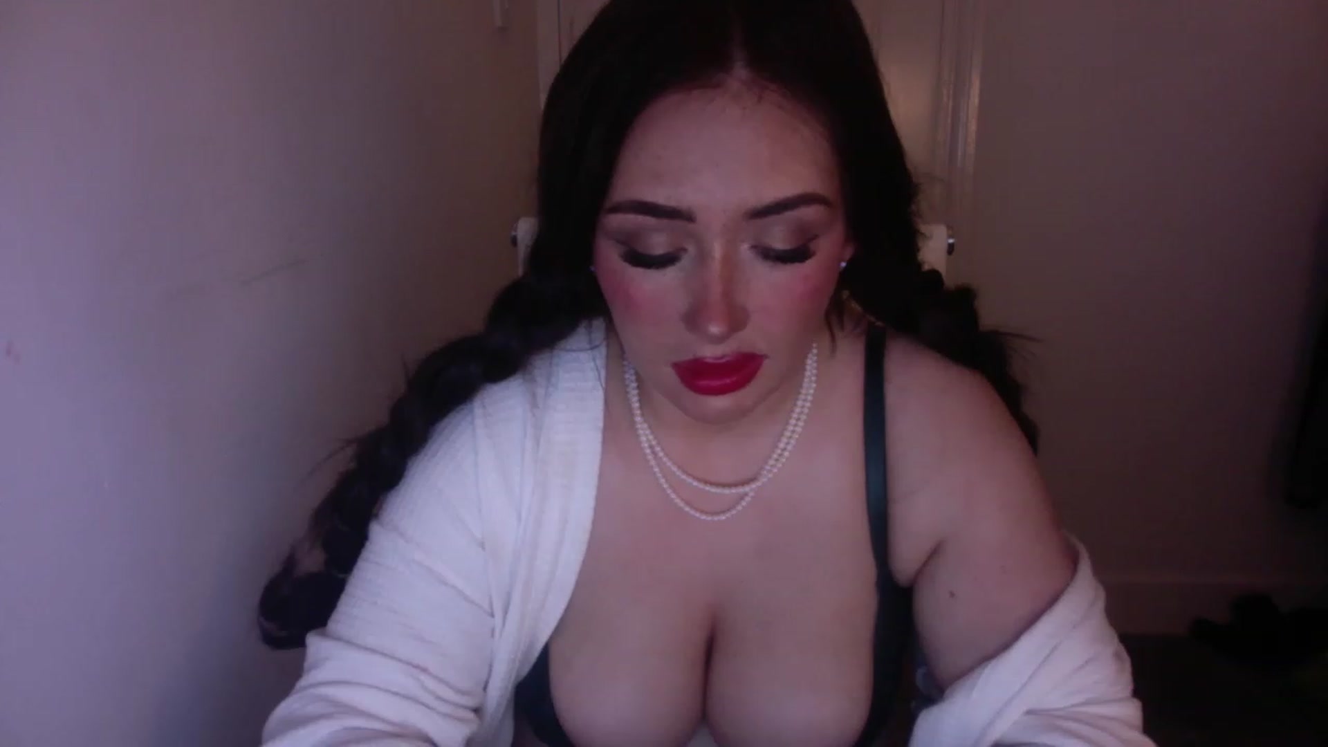 Gallery image thumbnail from misshazel1's myfreecams stream on, 11/25/2022, 23:33 image 9 of 20