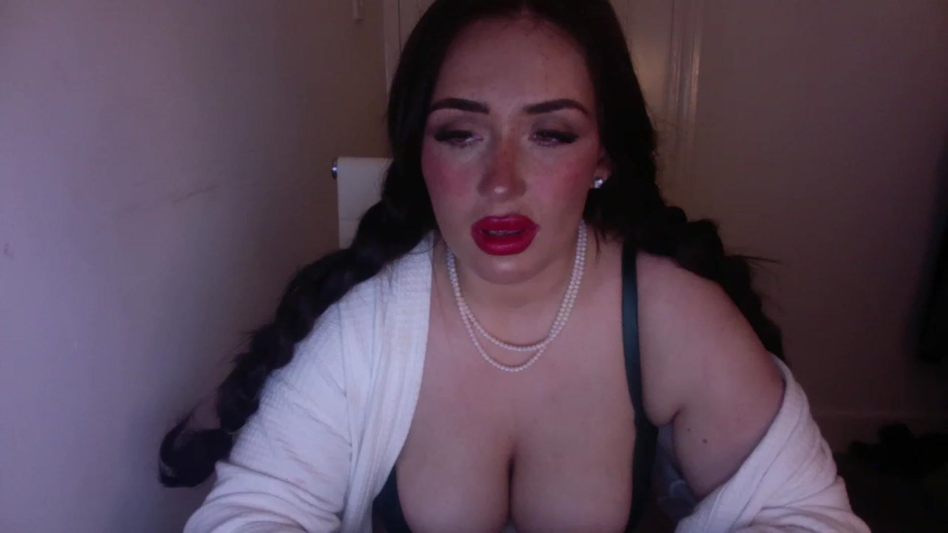 Gallery image thumbnail from misshazel1's myfreecams stream on, 11/25/2022, 23:33 image 10 of 20