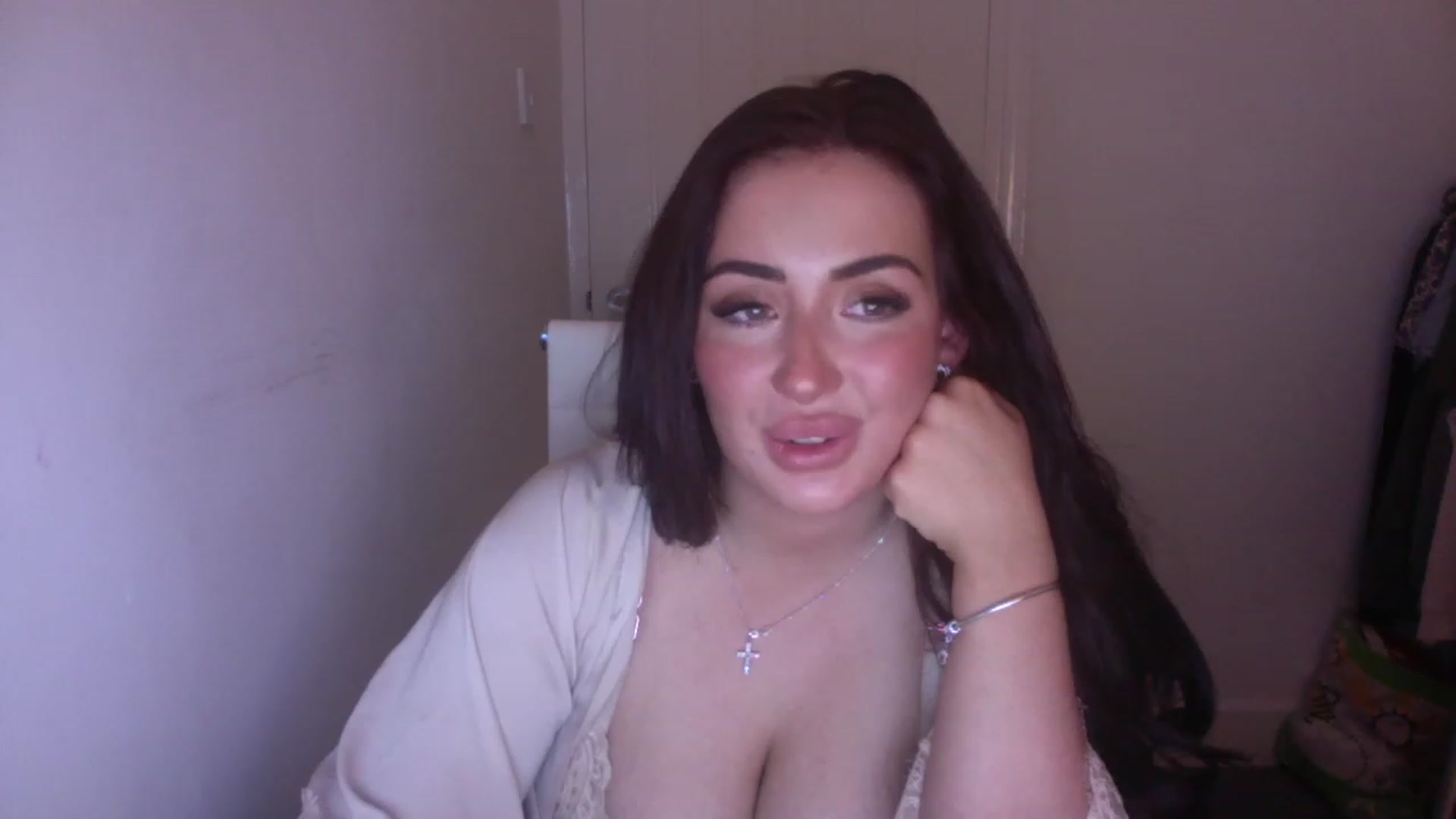 Gallery image thumbnail from misshazel1's myfreecams stream on, 11/28/2022, 23:20 image 4 of 20