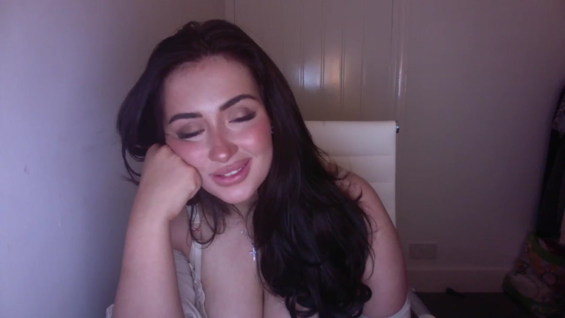 Gallery image thumbnail from misshazel1's myfreecams stream on, 11/28/2022, 23:30 image 9 of 20