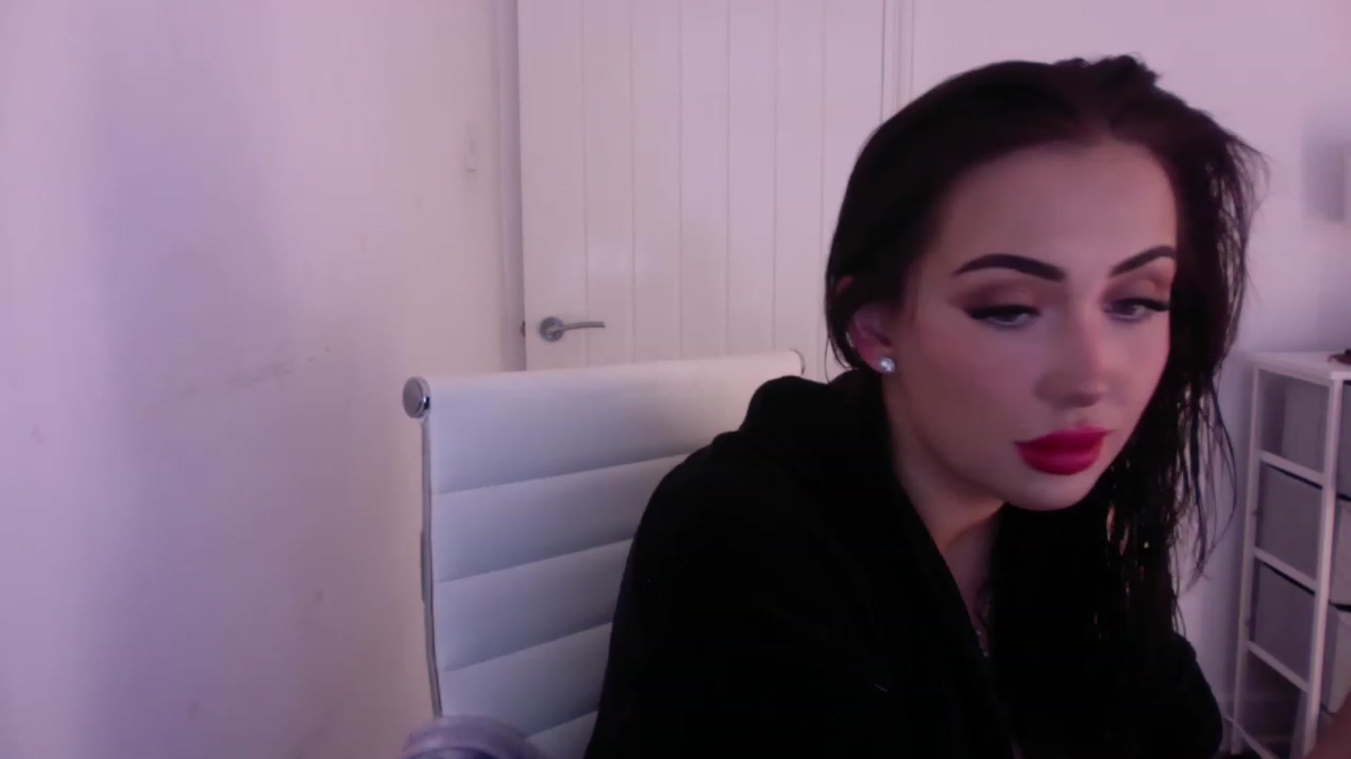 Gallery image thumbnail from misshazel1's myfreecams stream on, 12/17/2022, 13:21 image 19 of 20