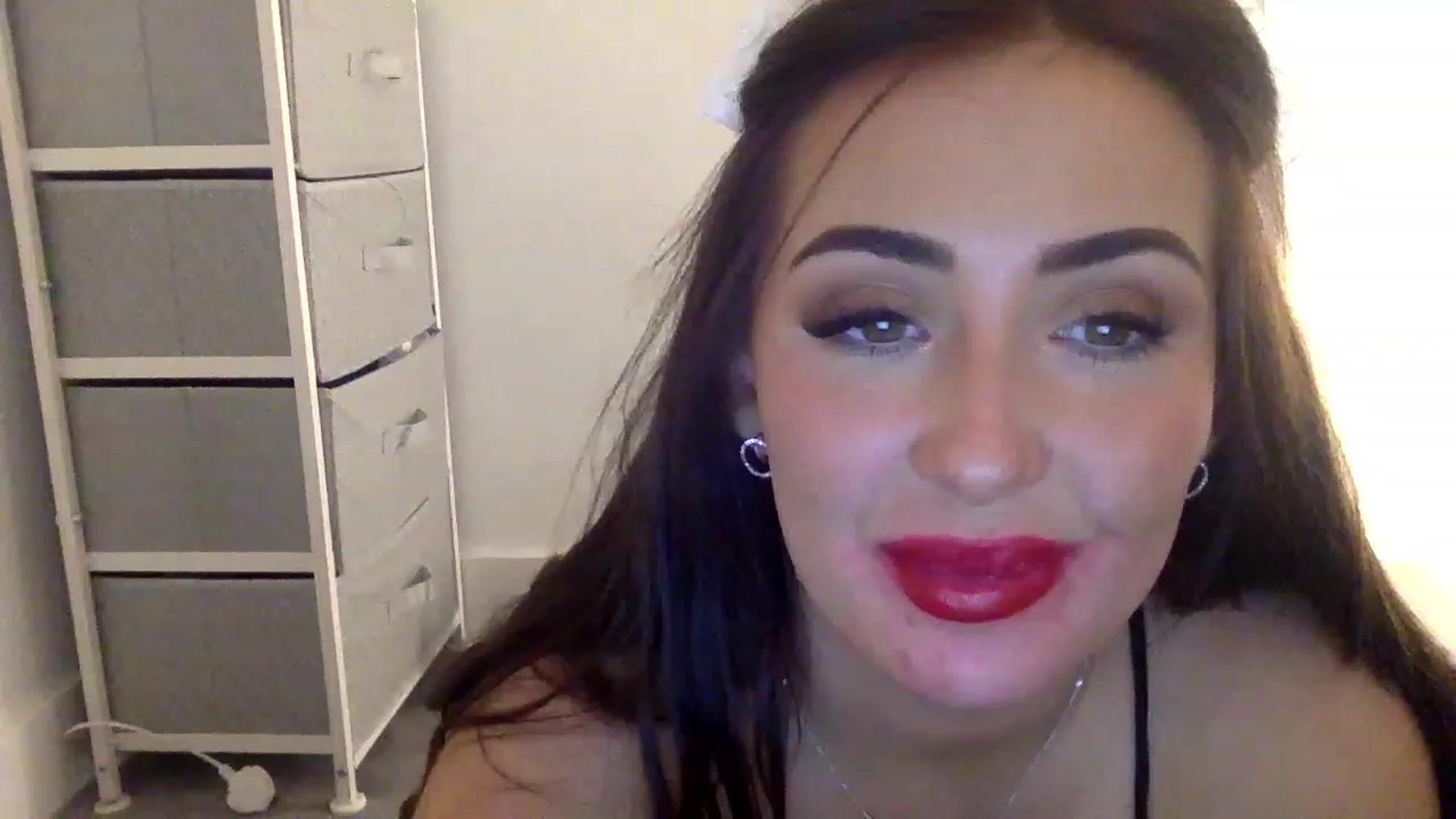 Gallery image thumbnail from misshazel1's myfreecams stream on, 12/18/2022, 18:27 image 7 of 20