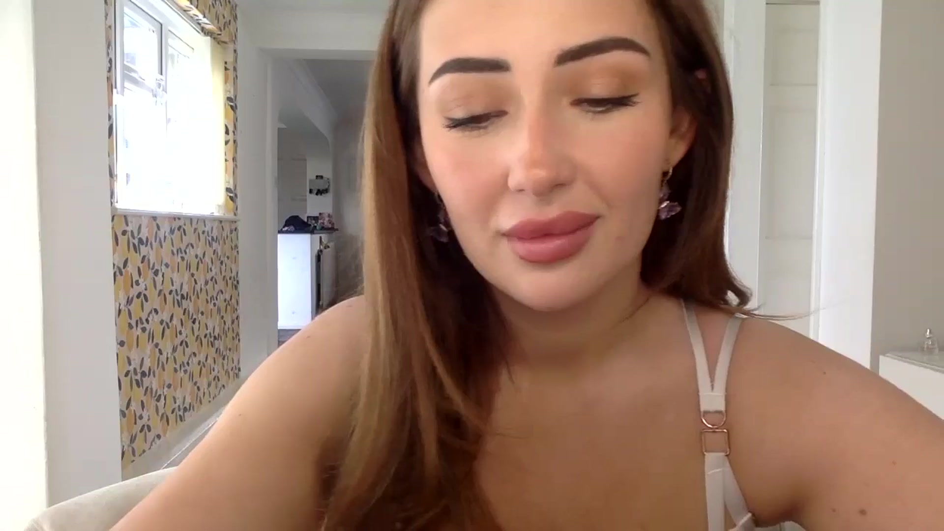 Gallery image thumbnail from misshazel1's myfreecams stream on, 08/10/2024, 08:48 image 8 of 20