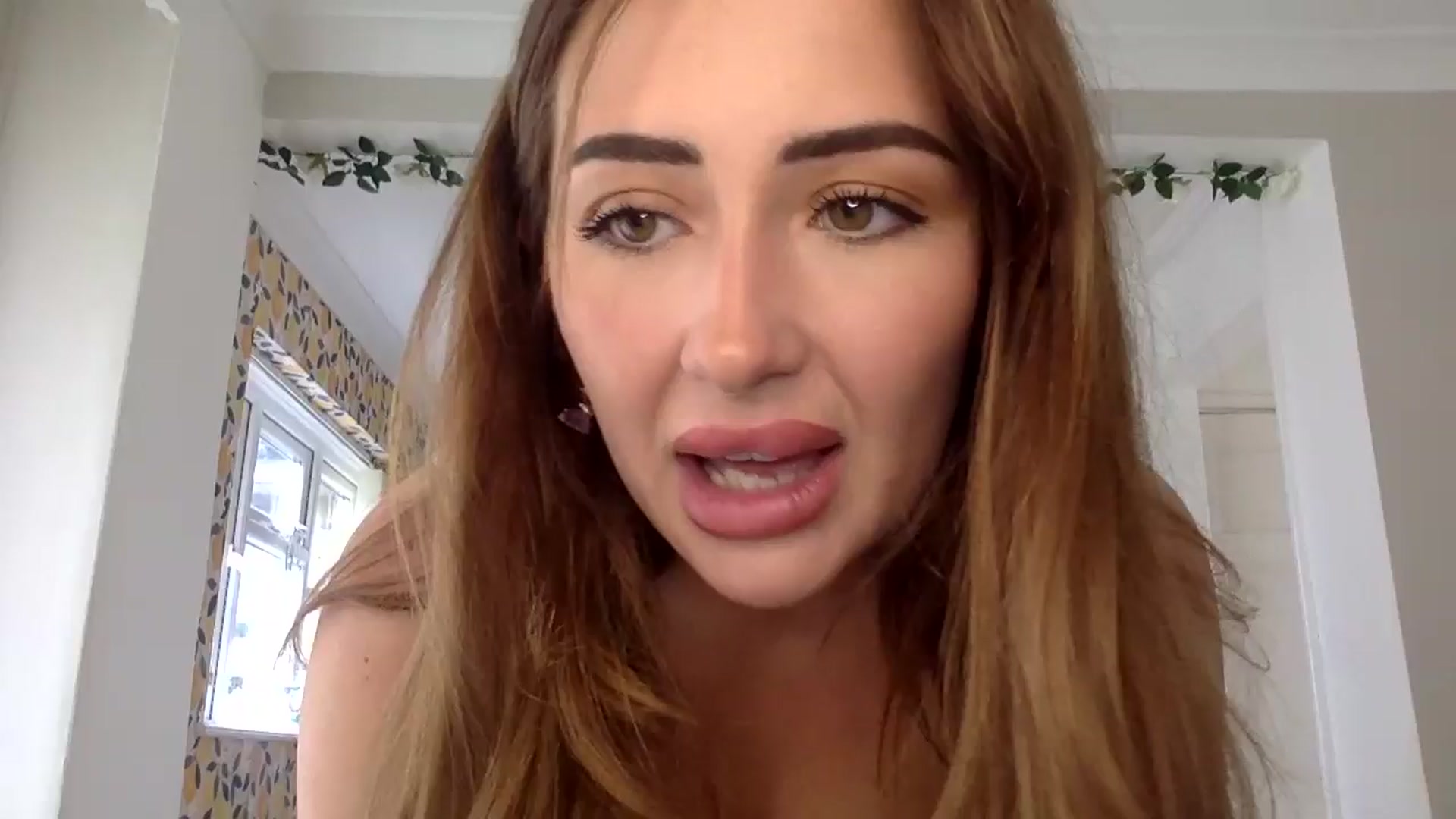 Gallery image thumbnail from misshazel1's myfreecams stream on, 08/10/2024, 09:02 image 10 of 20