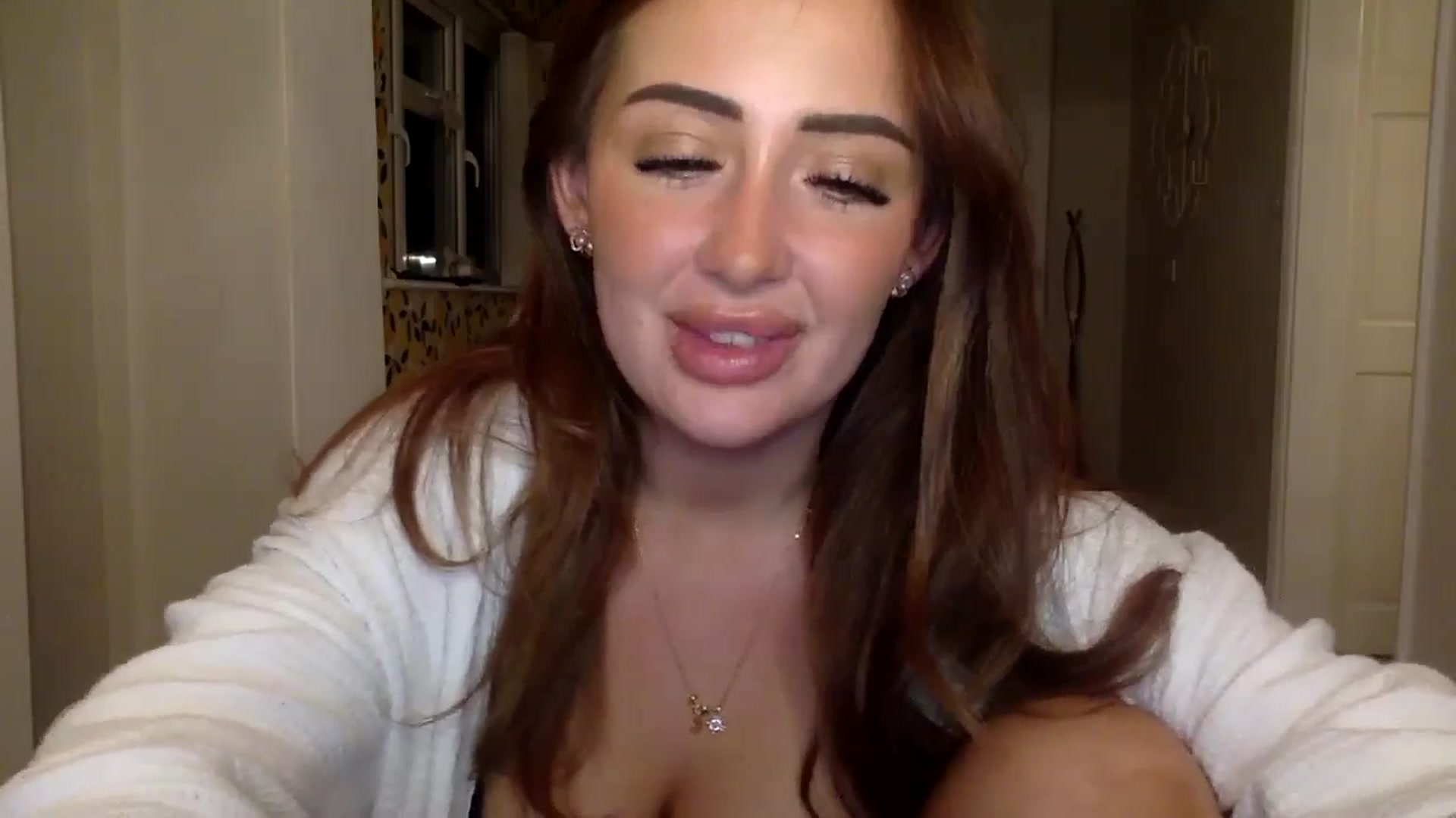 Gallery image thumbnail from misshazel1's myfreecams stream on, 08/28/2024, 20:49 image 7 of 20