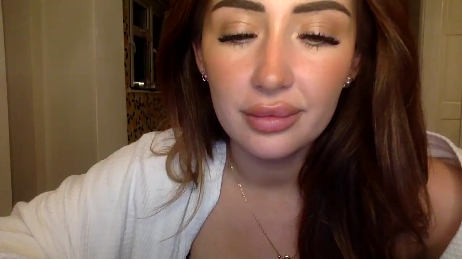 Gallery image thumbnail from misshazel1's myfreecams stream on, 08/28/2024, 20:49 image 13 of 20