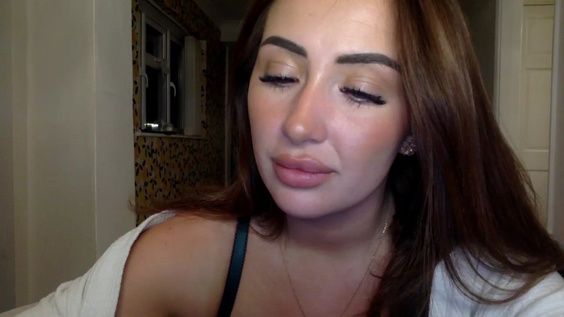 Gallery image thumbnail from misshazel1's myfreecams stream on, 08/28/2024, 21:22 image 1 of 20